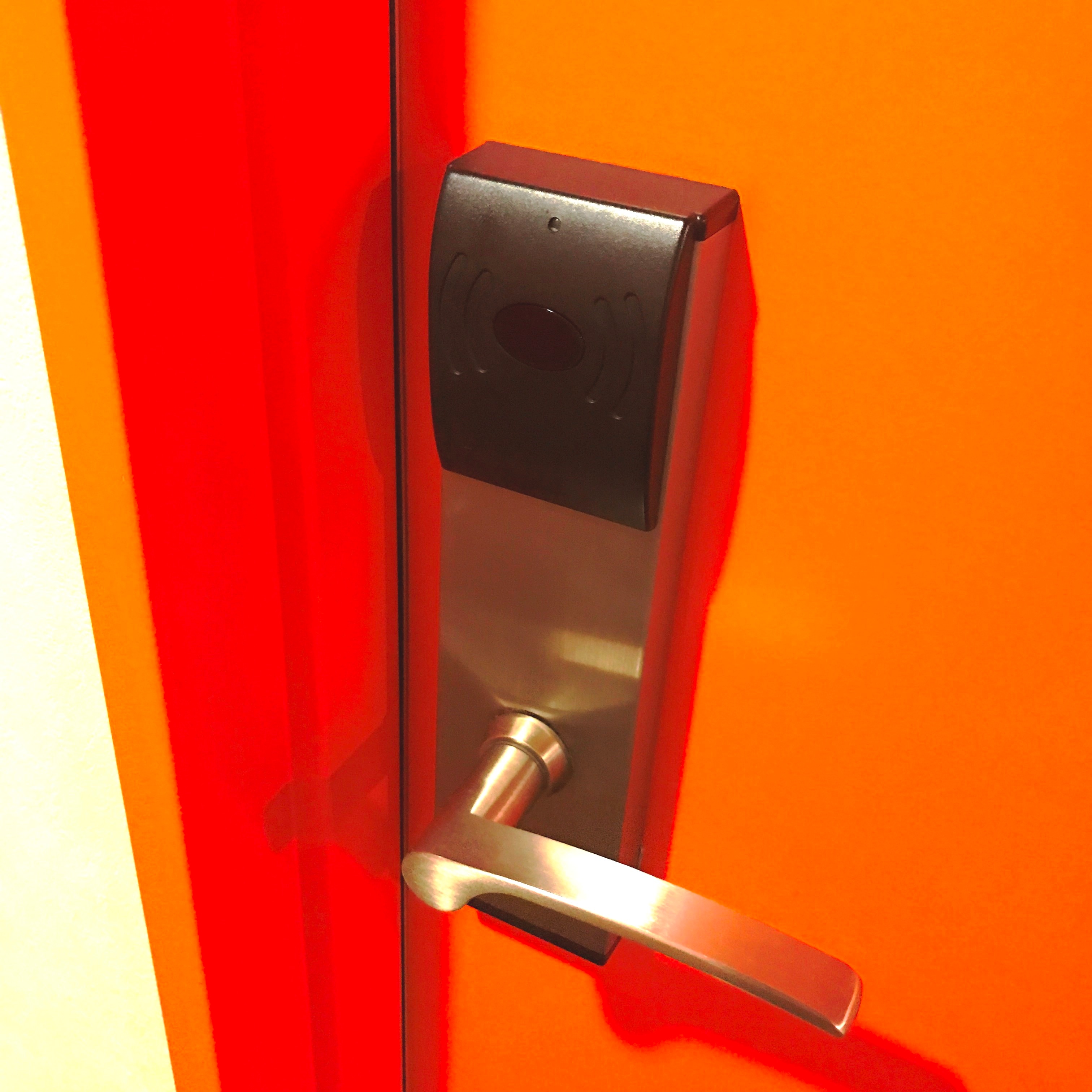 ◆ Guest room door ◆ The lock can be unlocked by holding the guest room card key over it. It is an auto lock.