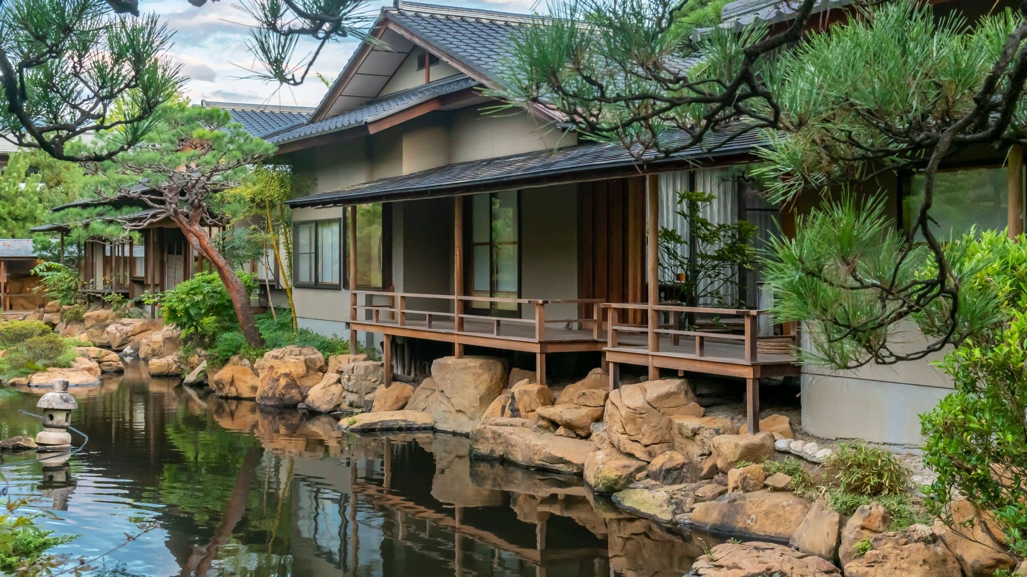 一个优雅而宁静的日本花园，为四个季节着色