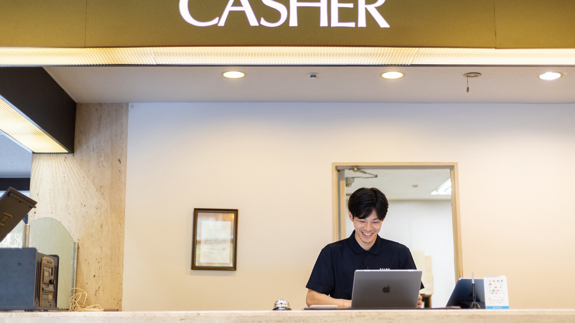 [Front desk] We welcome you with warm hospitality