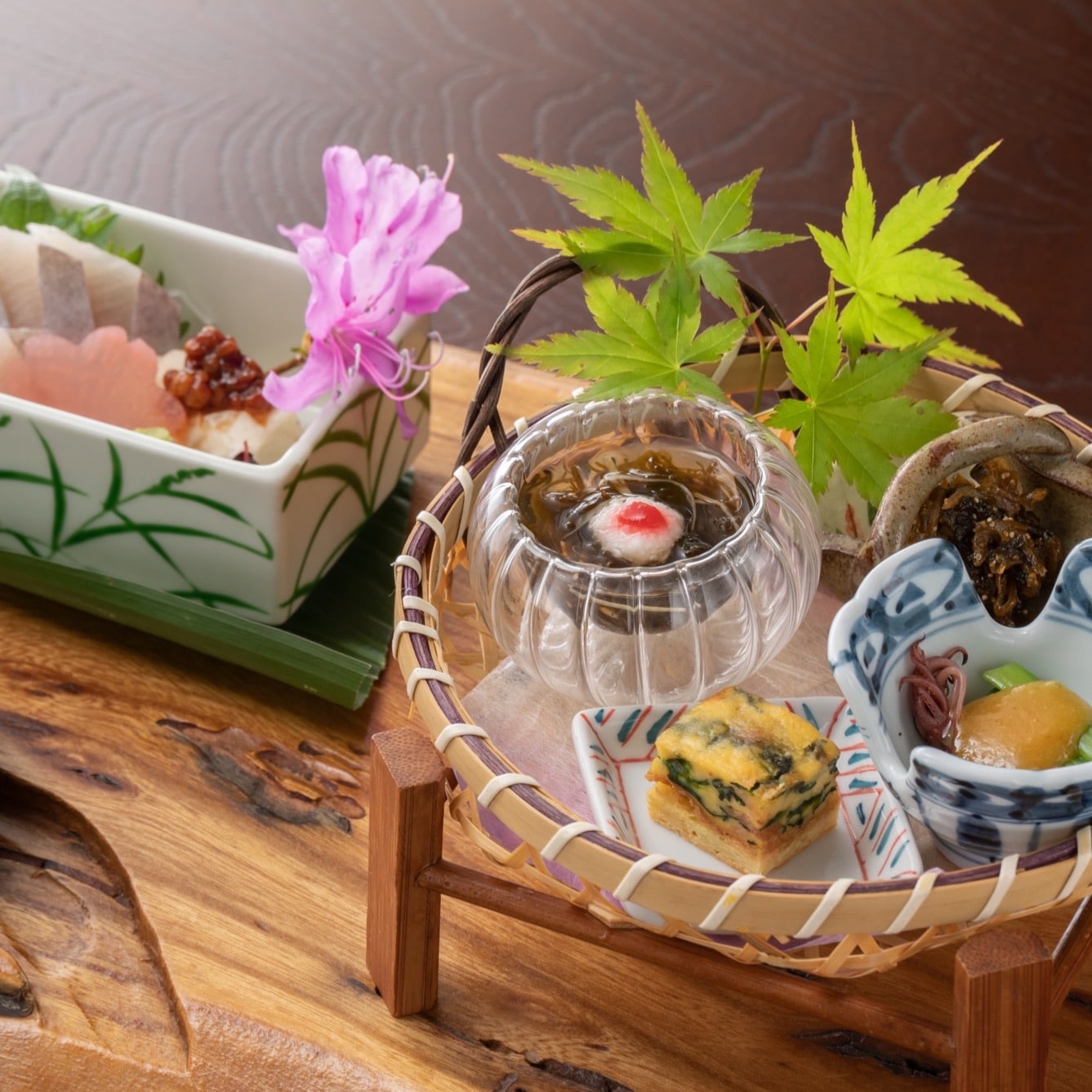 Silakan nikmati cita rasa musiman "Masakan Kreatif Ichinokawa" dengan banyak tanaman liar musiman.
