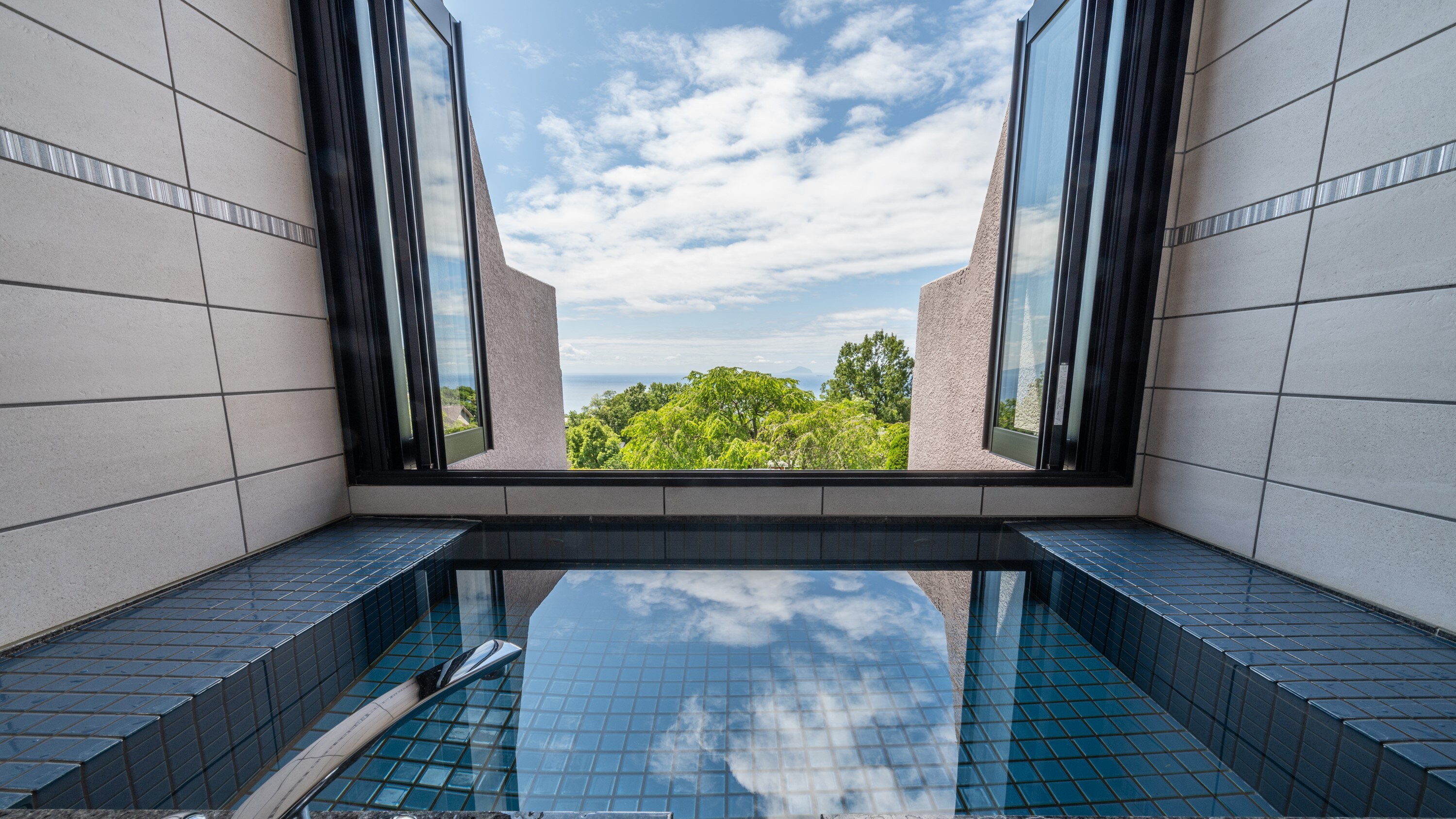 Comfort Suite / Semi-open-air hot spring