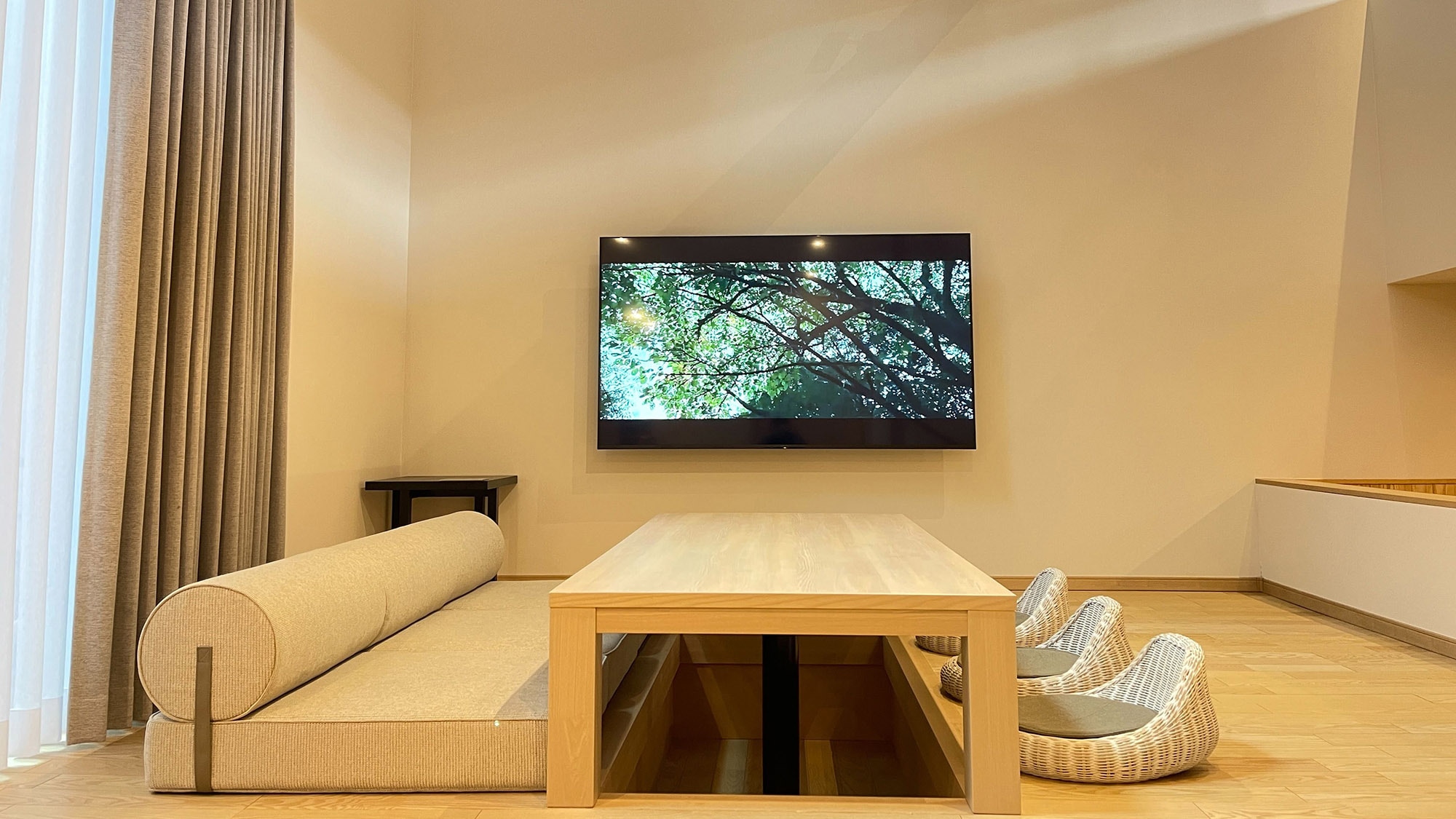 [D2 type: Living/dining room] Relax in the open living room and sunken kotatsu.
