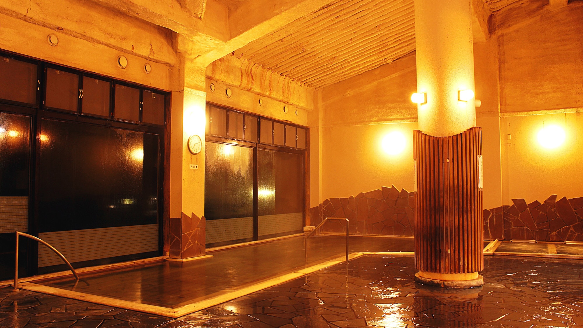 * [Onsen] The hot springs of this hotel, which are made entirely of Hiba, are famous as "salty hot springs".