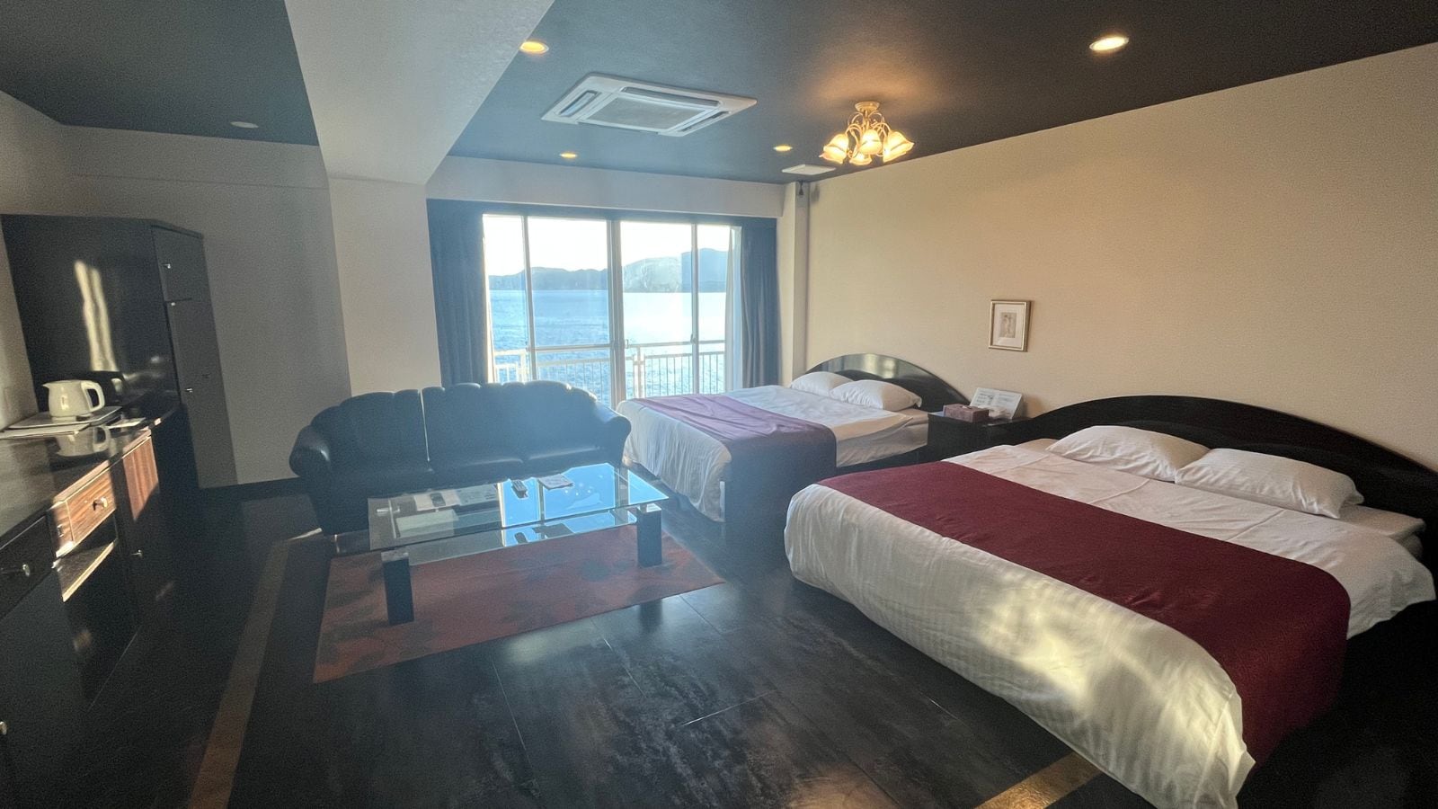 [Royal Spa Suite] Enjoy an elegant stay in the Royal Spa Suite.