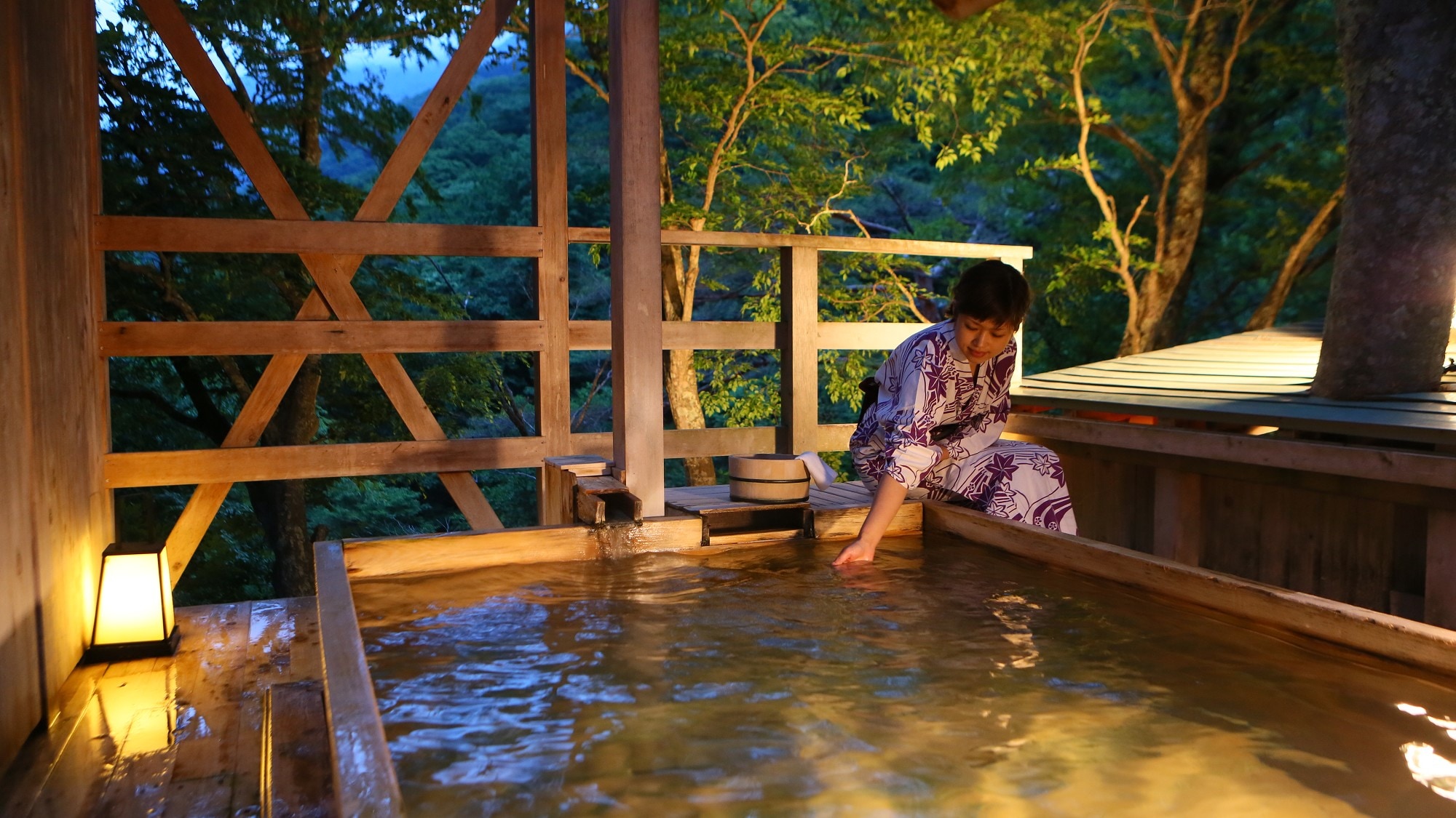 [Small bird bath in the sky] The night is lit up, creating a different atmosphere from the morning.
