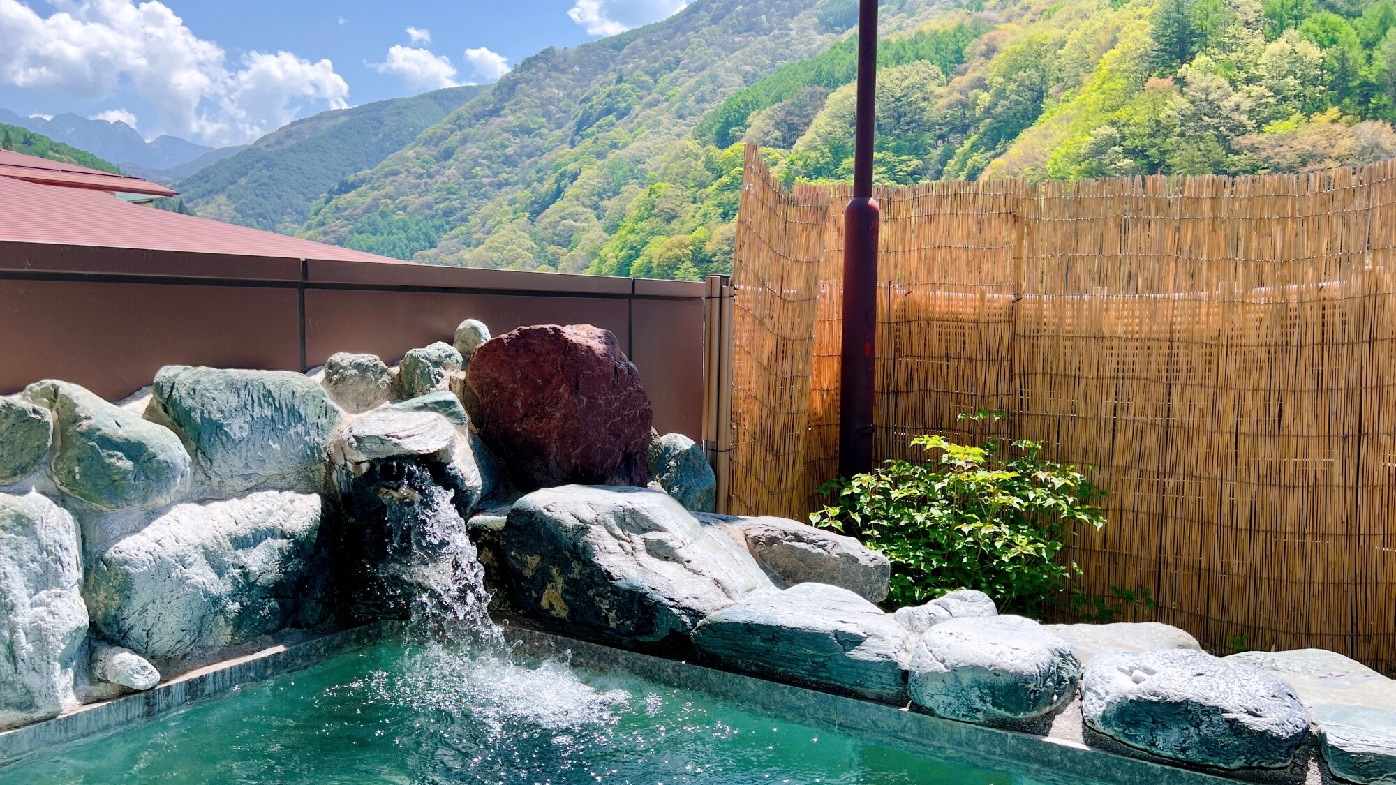 *[露天浴池（Sennin no Yu）] 一边欣赏南阿尔卑斯山的壮丽景色，一边放松身心，缓解疲劳。