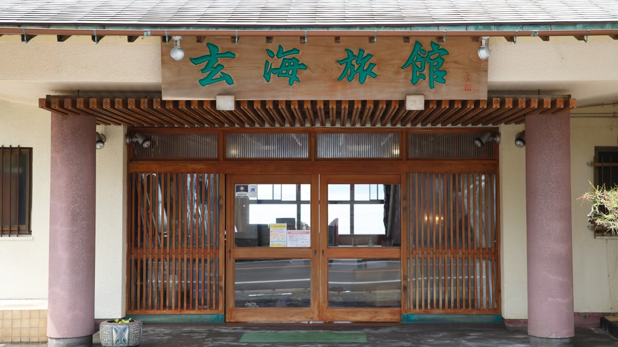 [Entrance] The room will be renovated in March 2022.