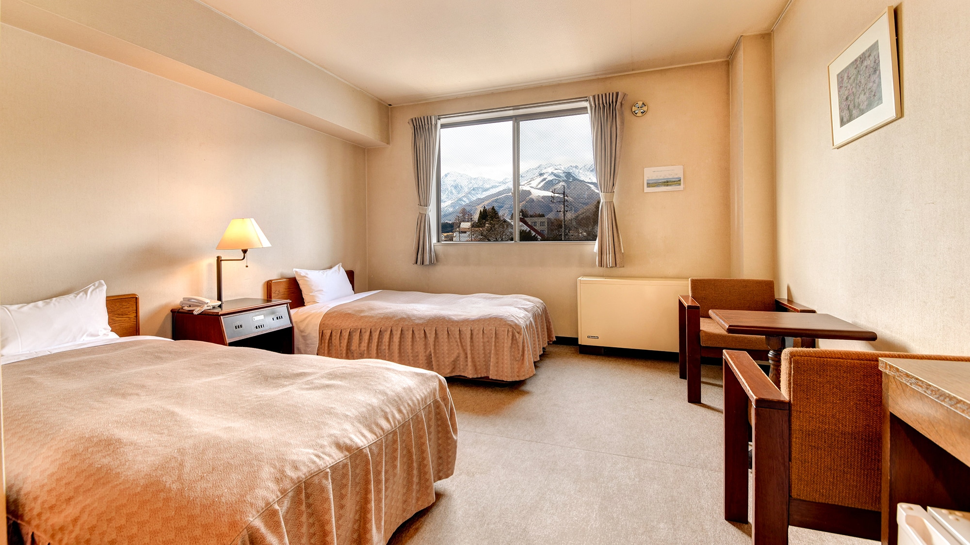 * Western-style room in the main building / A room with a panoramic view of the mountains of the Northern Alps.