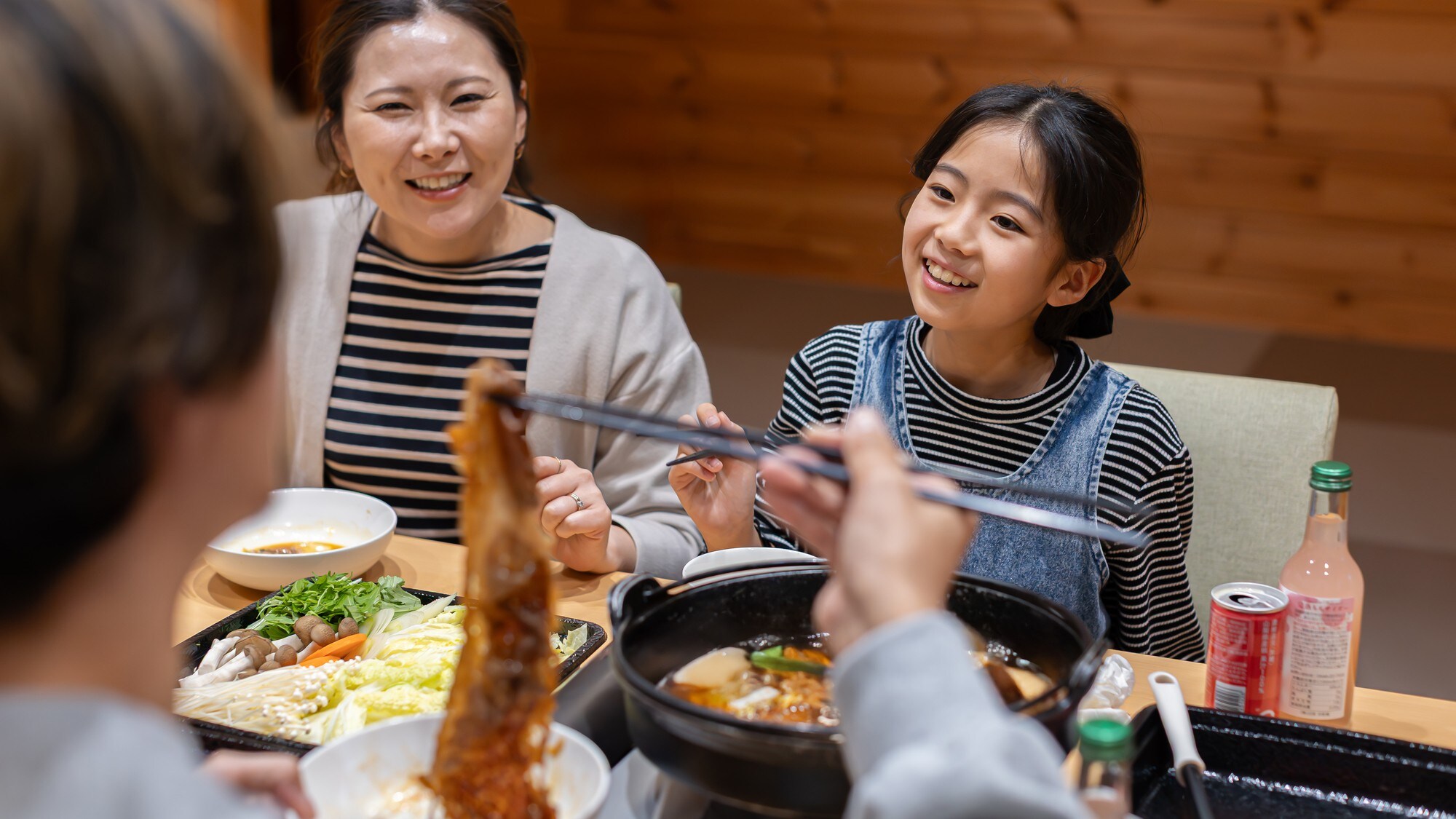 Enjoy hot pot in a warm cottage!