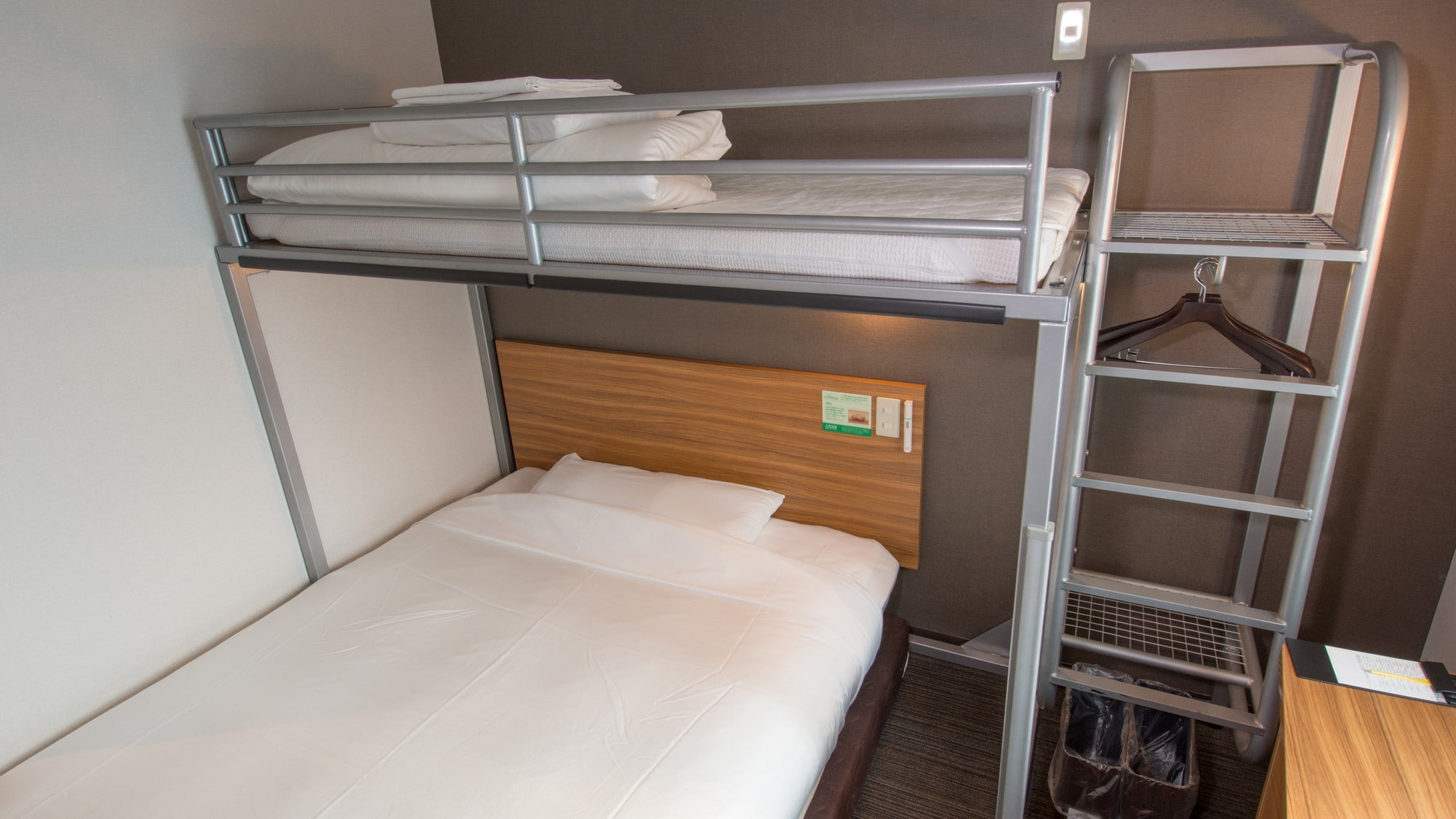 阁楼区域还可以用来存放行李。