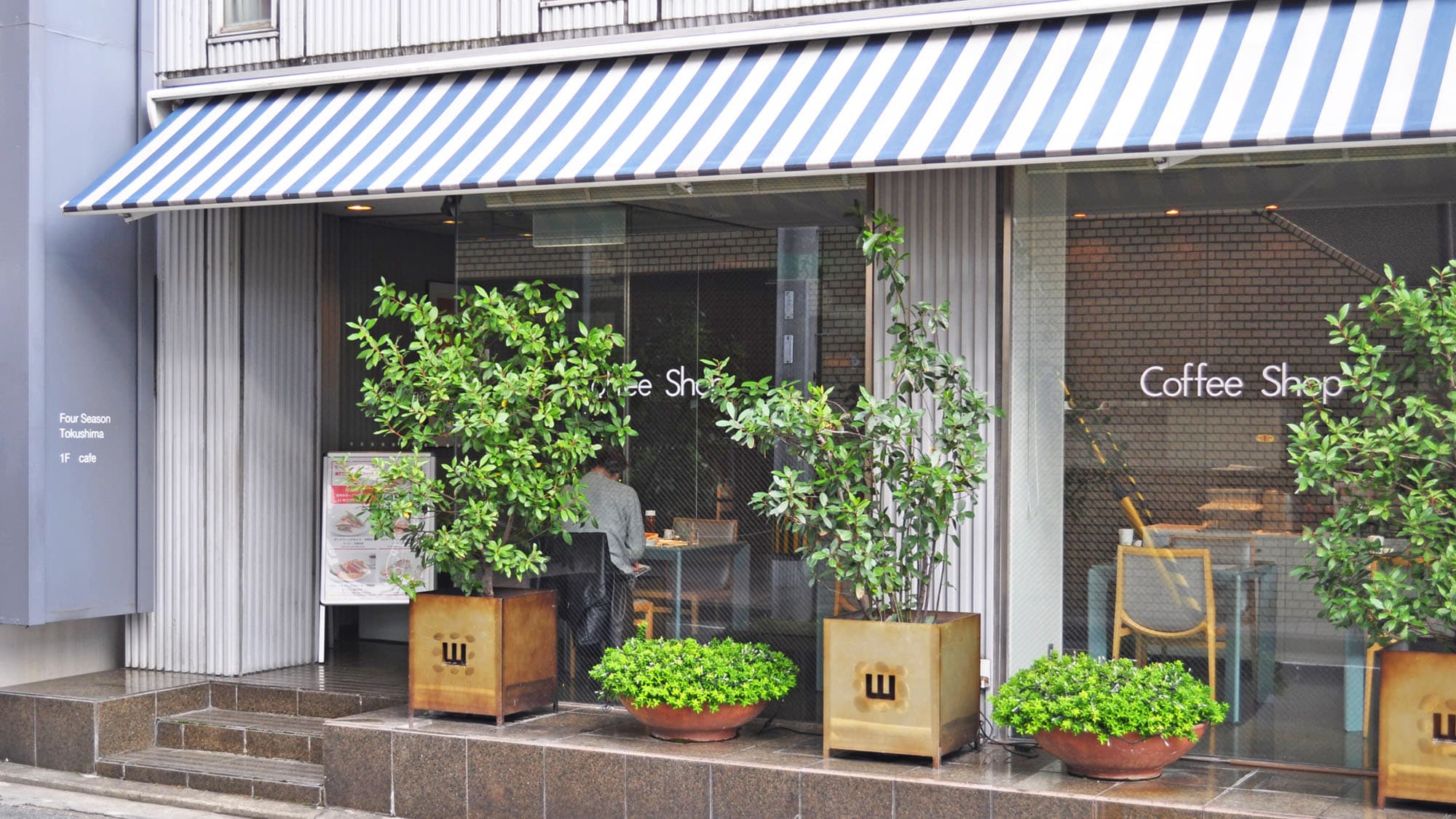 [Exterior] Entrance and Four Seasons Cafe