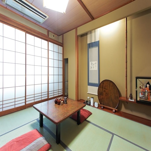 Japanese-style room (8 tatami mats)