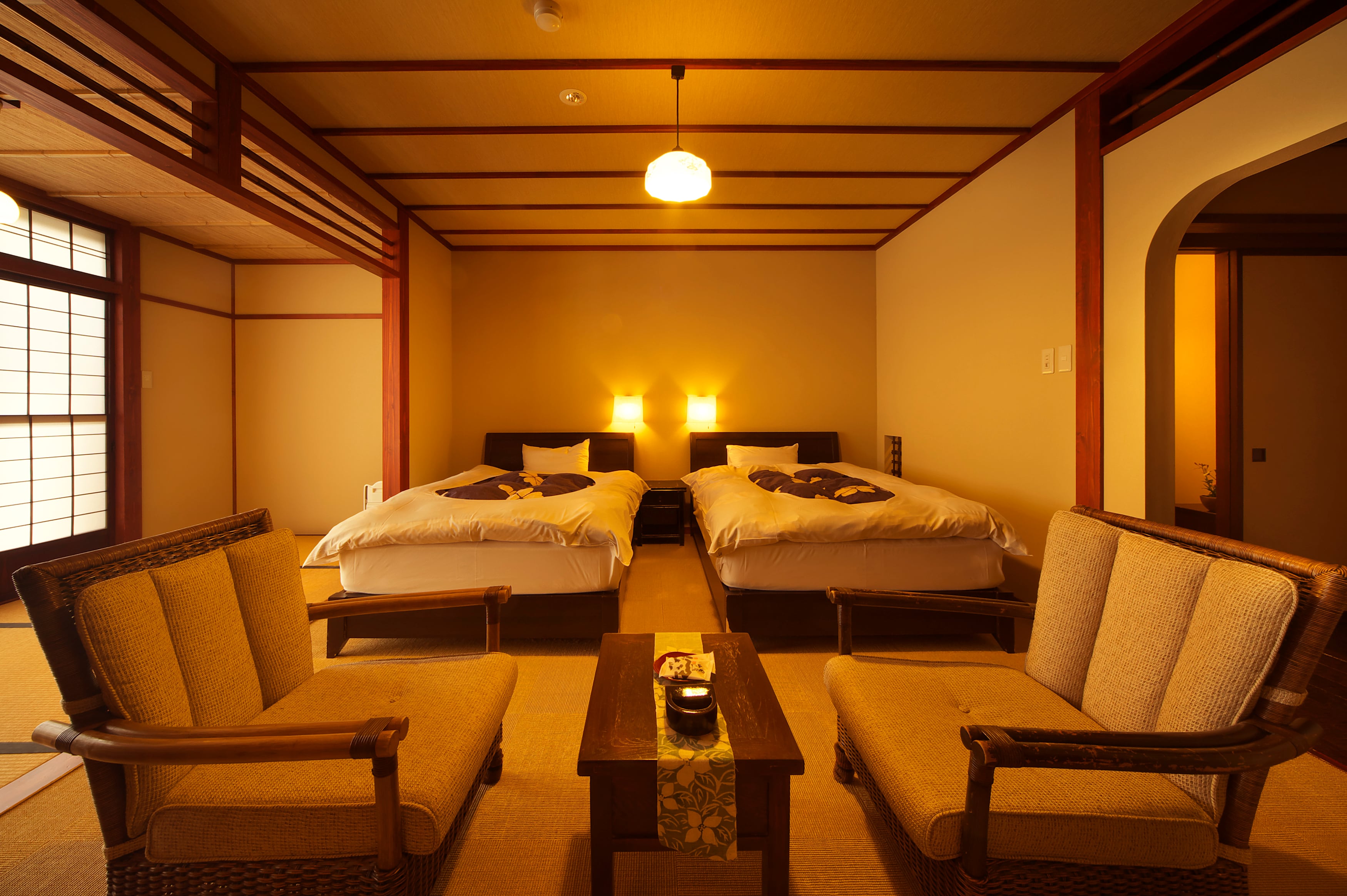 Phòng theo phong cách phương Tây có 10 tấm chiếu tatami, phòng lò sưởi và phòng tắm nửa ngoài trời