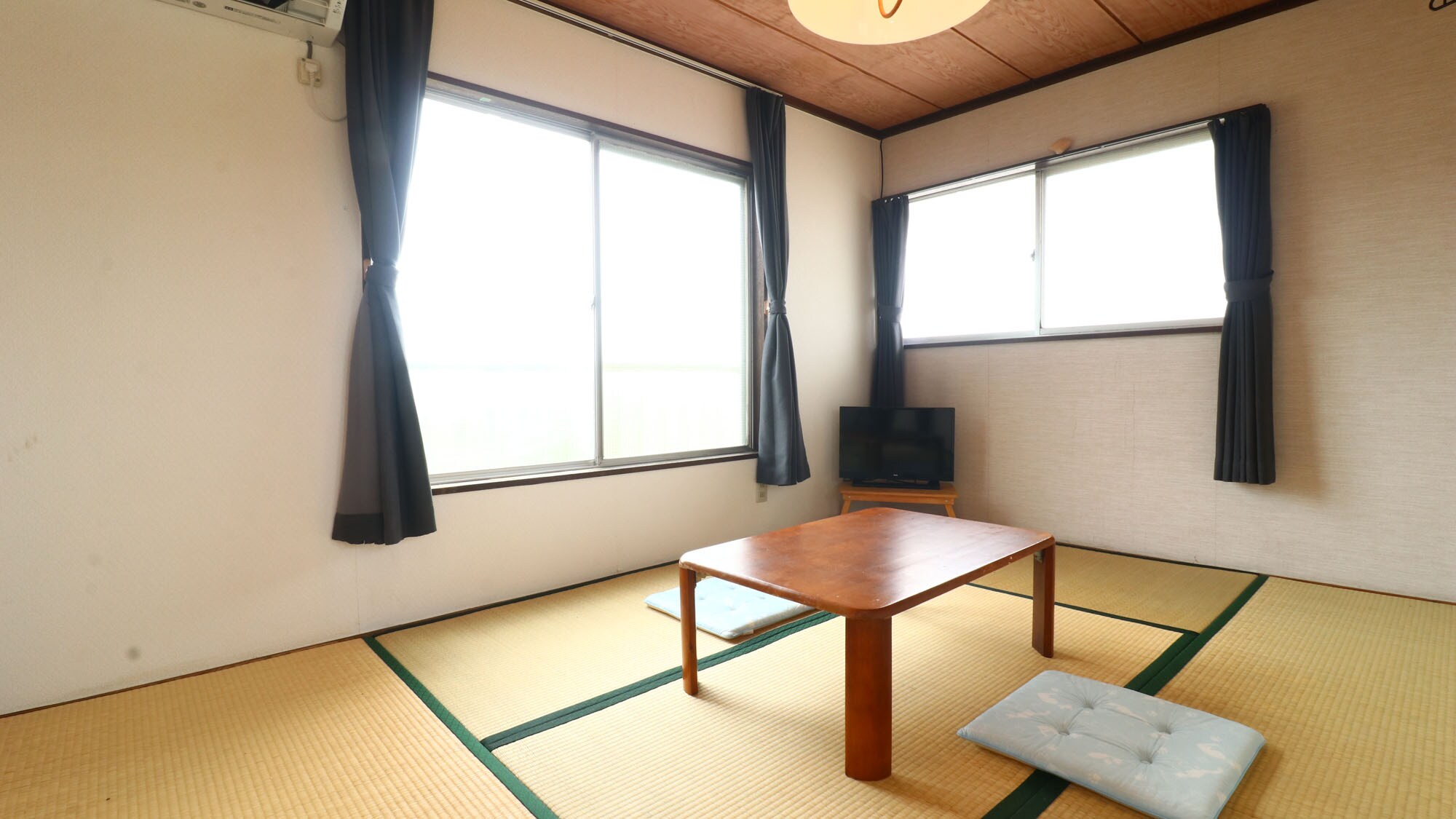 Guest Rooms: Japanese-style room (6 tatami mats)*
