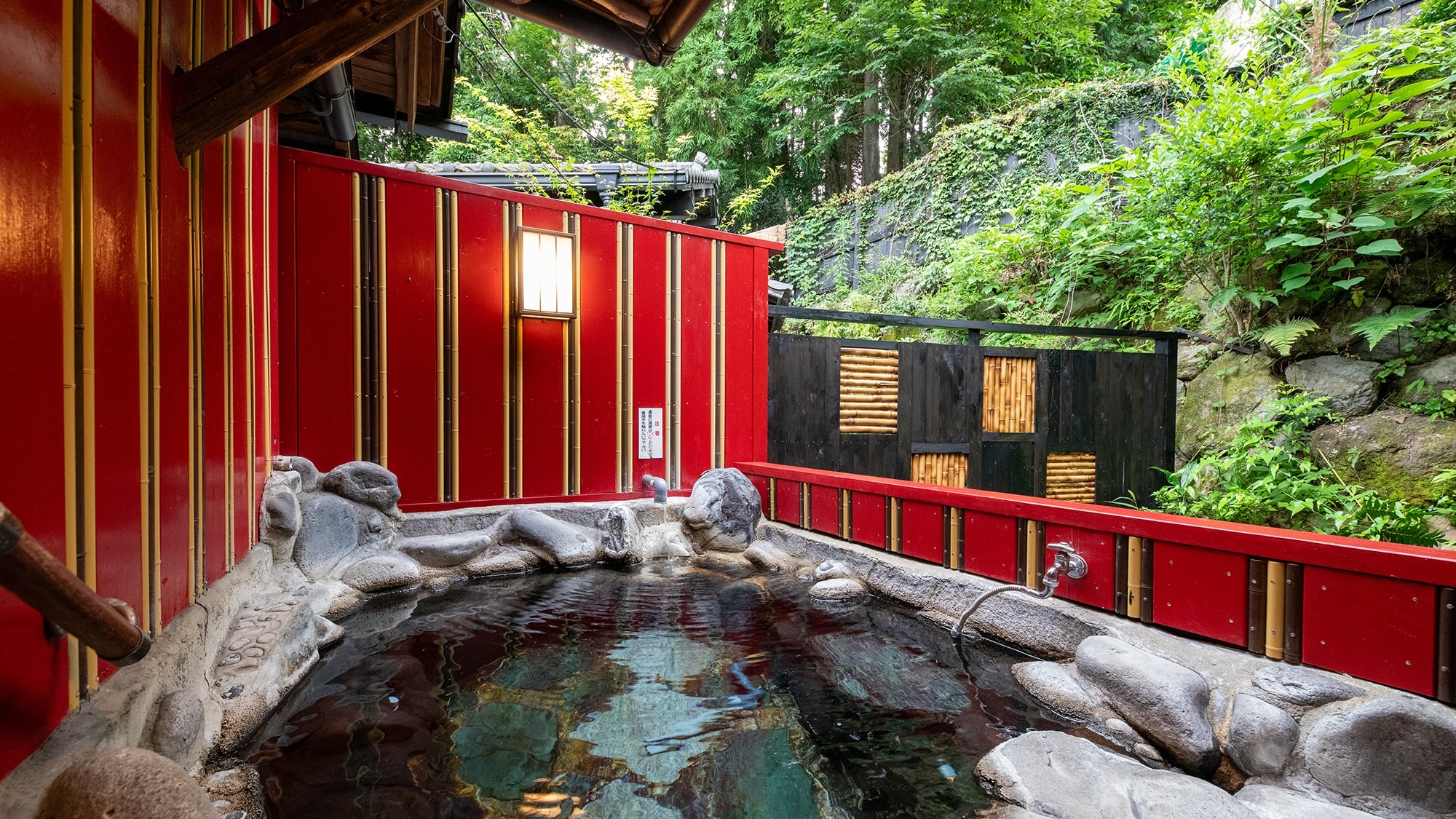 [Akebi] Main house guest room 1st floor_Japanese-style room with 9 tatami mats. Feel the four seasons and enjoy the open-air bathing experience.