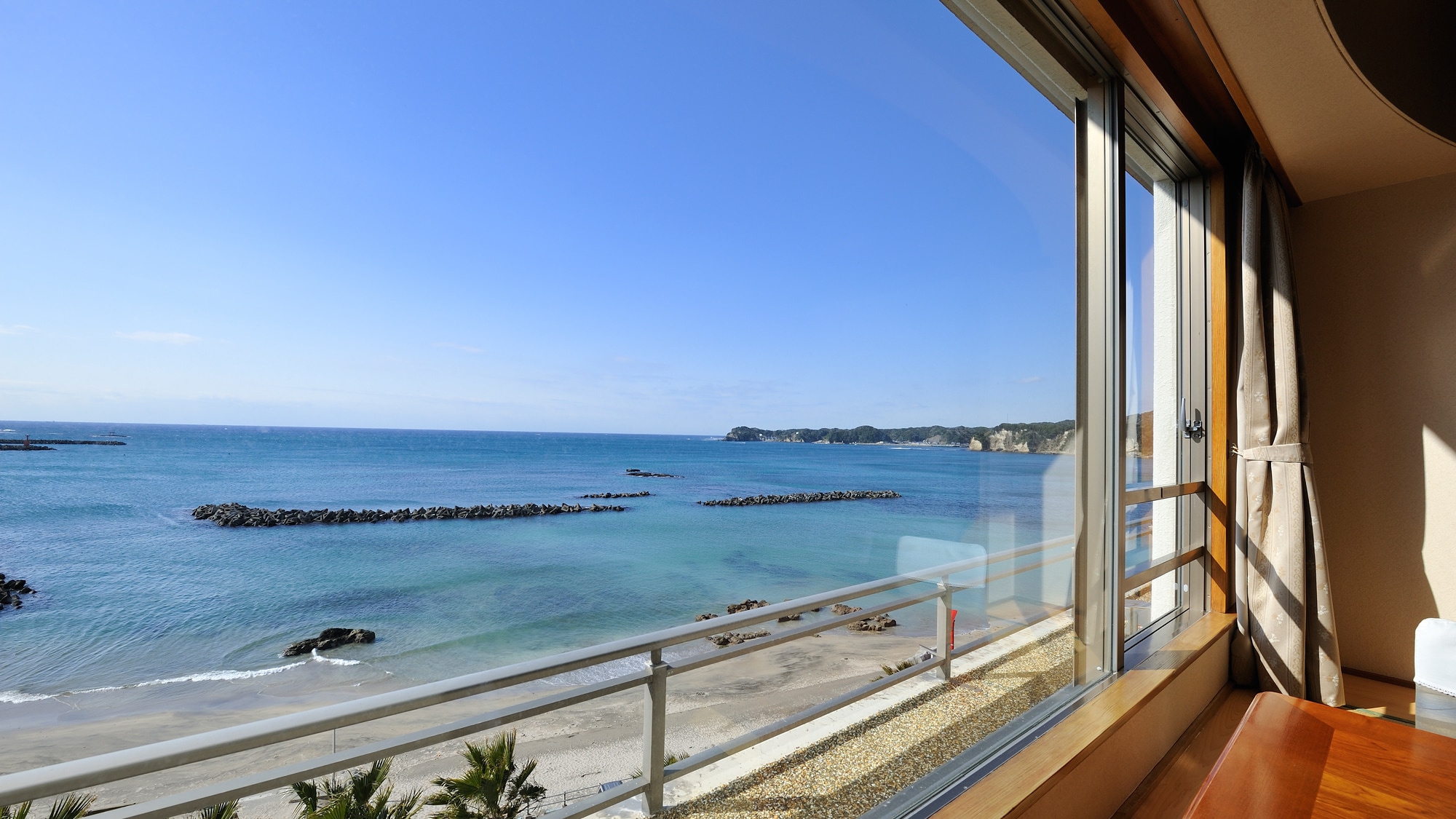 ◆ [Japanese-Western style room (one example)] Feeling of openness. View of the Pacific Ocean!