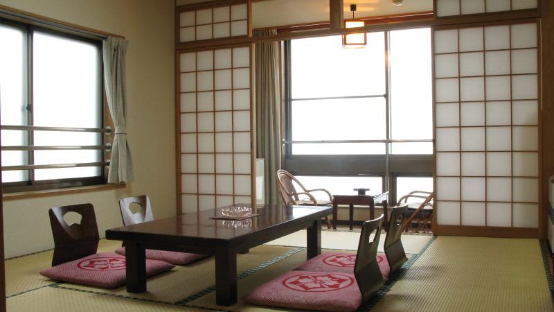 *[Guest room/Main building 10 tatami mats] Stretch your legs out on the tatami mats and relax.
