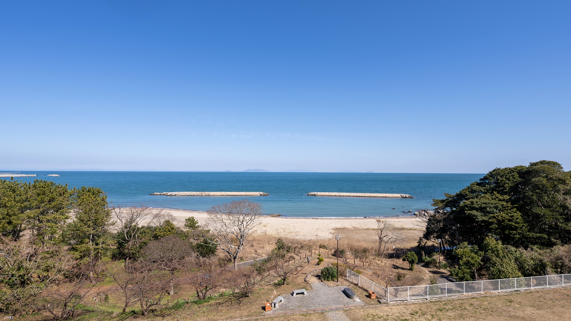 You can descend to Kurotsuzaki Beach from the side of the lobby.
