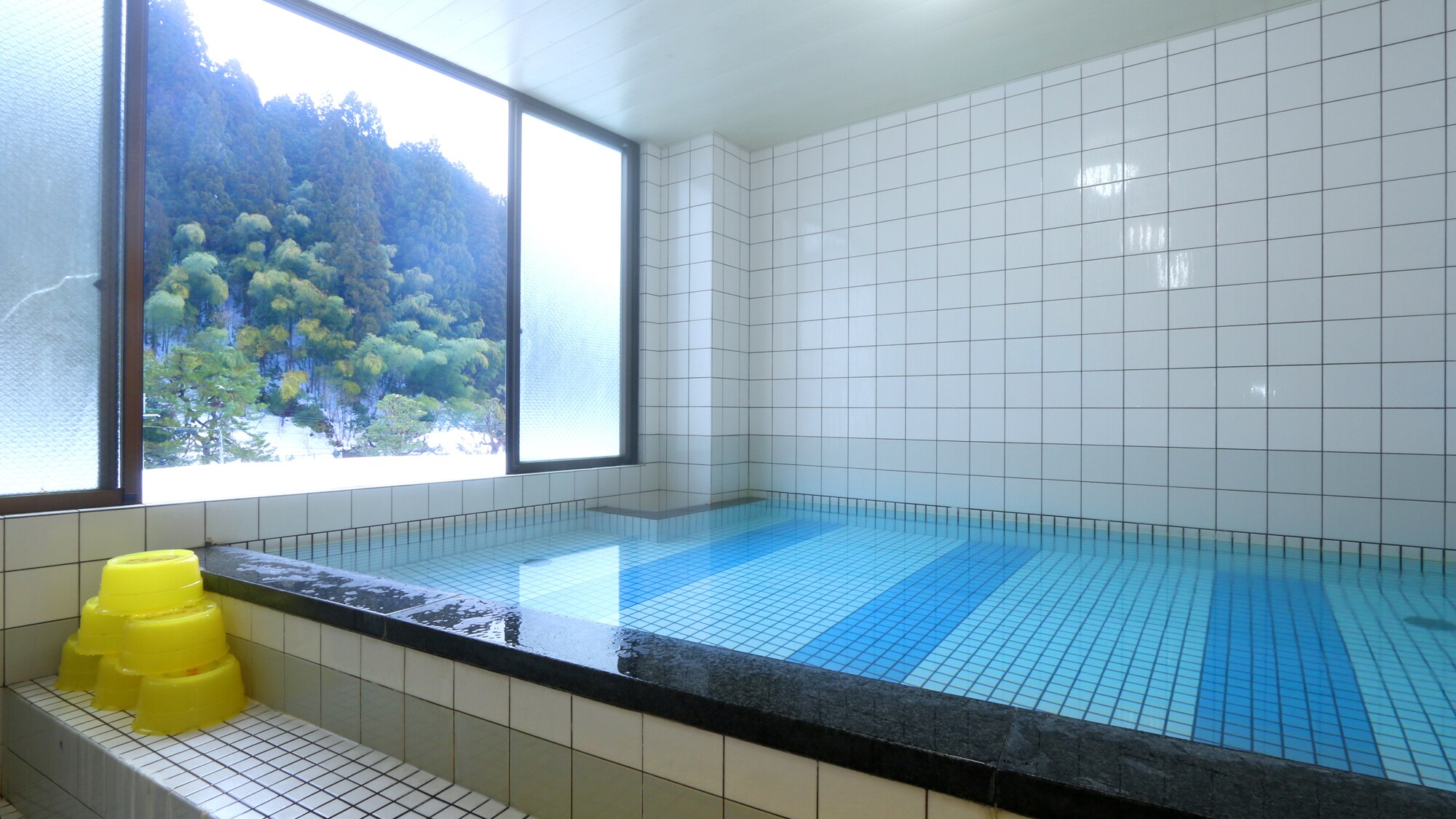 Relax and unwind after your trip in the spacious bath...♪