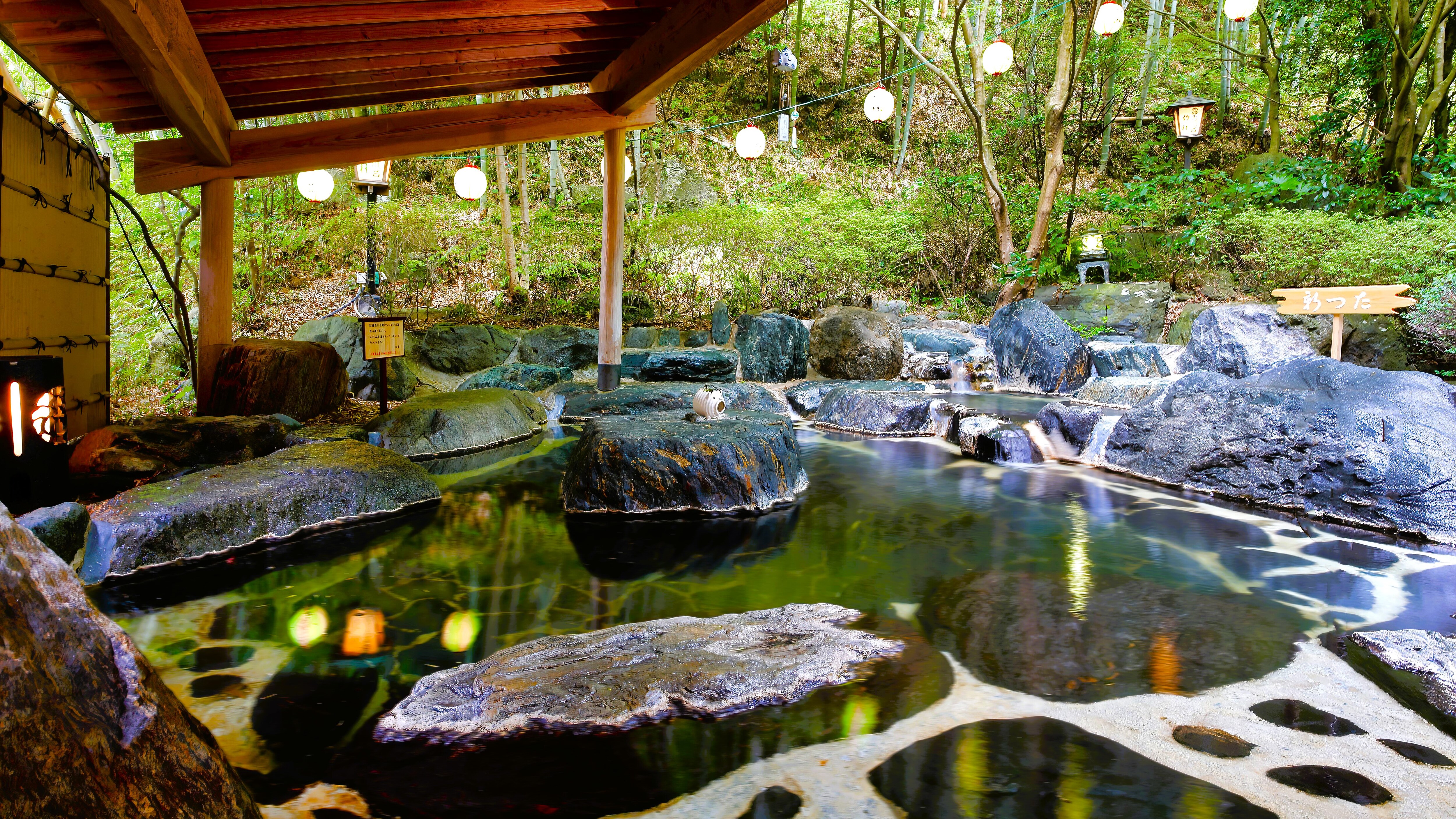 [Garden open-air bath] Mixed outdoor bathing where bathing suits are required (women-only times available)