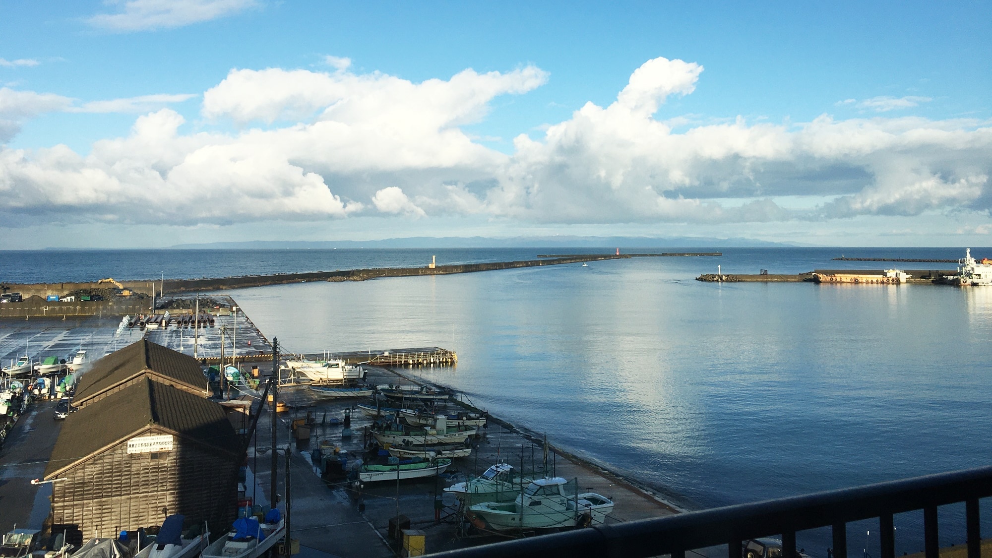 *[Guest Rooms (New Wing Japanese-style Rooms, 10-16 tatami mats)] The magnificent Sea of Japan spreads out before your eyes. You'll feel as if you're on the sea!