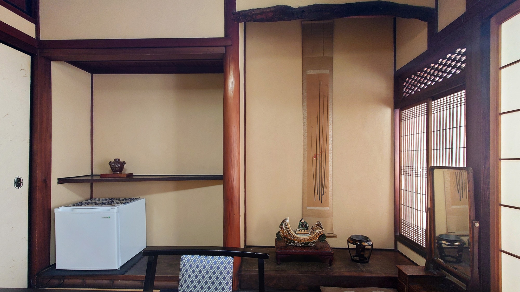 [Waiting room included, upper Japanese-style room (12.5 tatami mats, non-smoking, 2nd floor, with key)] Tokonoma