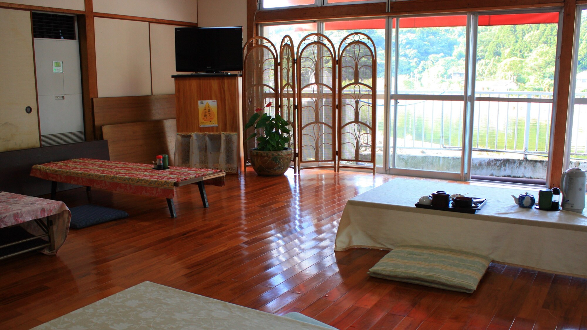 *[Dining] A bright dining room overlooking the Anbo River. Please enjoy your meal at your leisure.