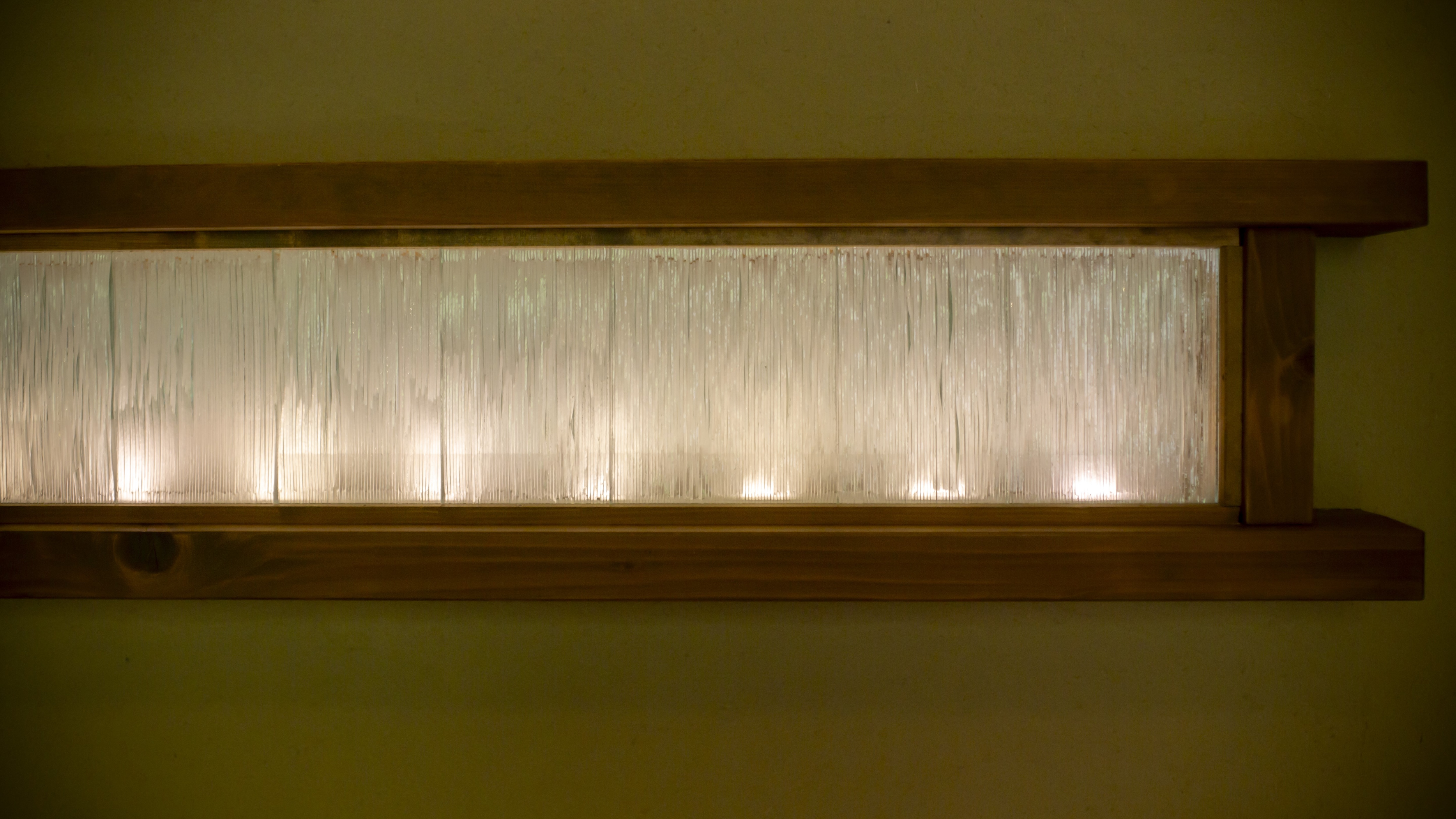 [New Wing/Natsumi] The stained glass designed to resemble waves is impressive, and natural light pours in through the large, open windows.