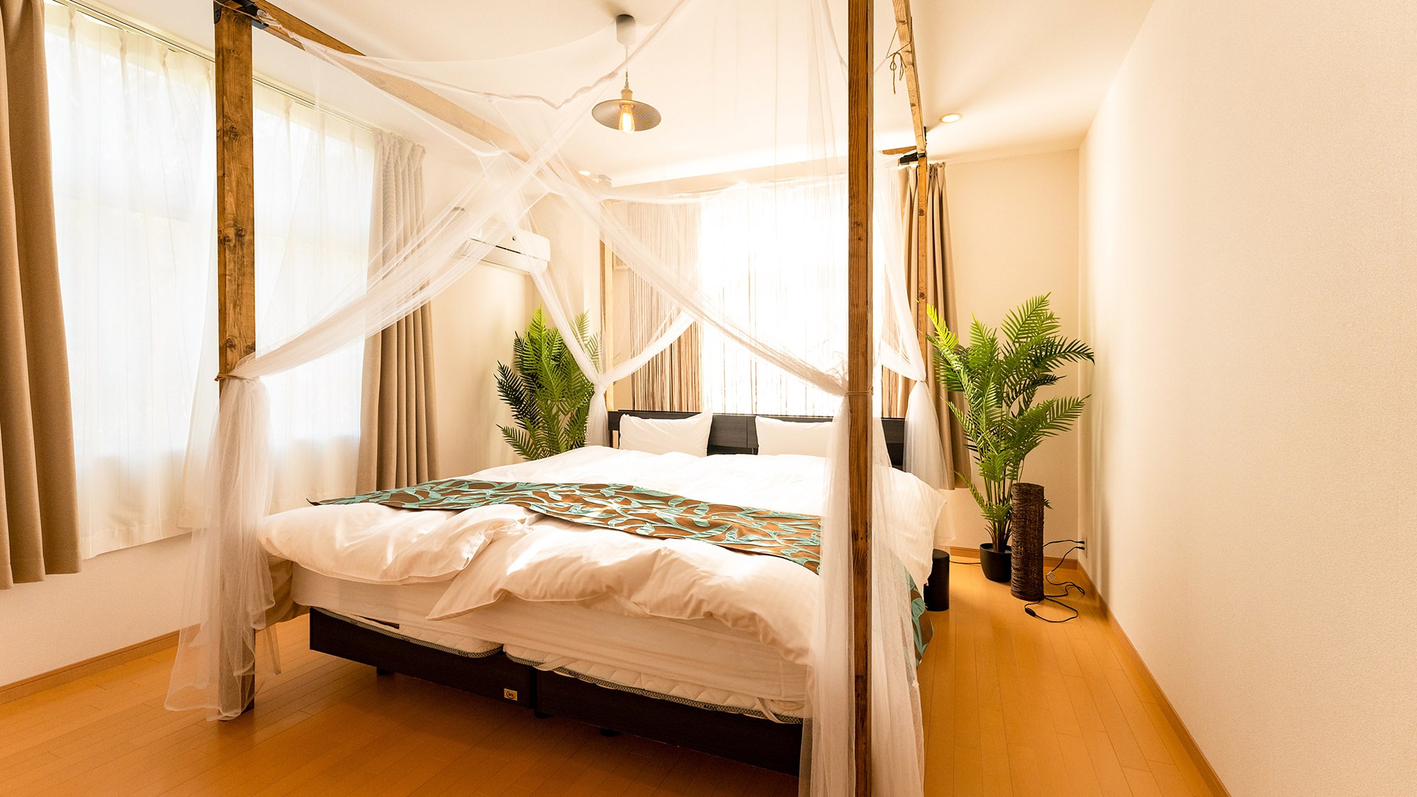 ・[Bedroom] <2F> Dreamy king-sized bed with canopy