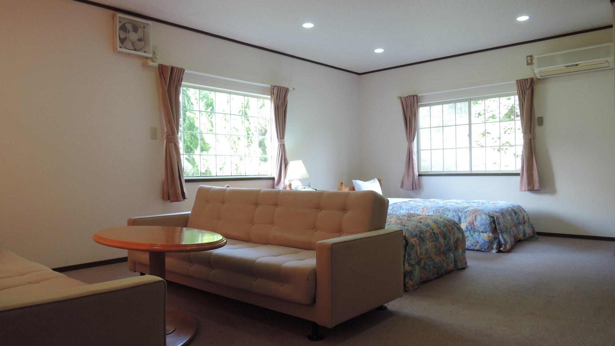*[Example of a twin room in the main building] All rooms are equipped with unit baths!