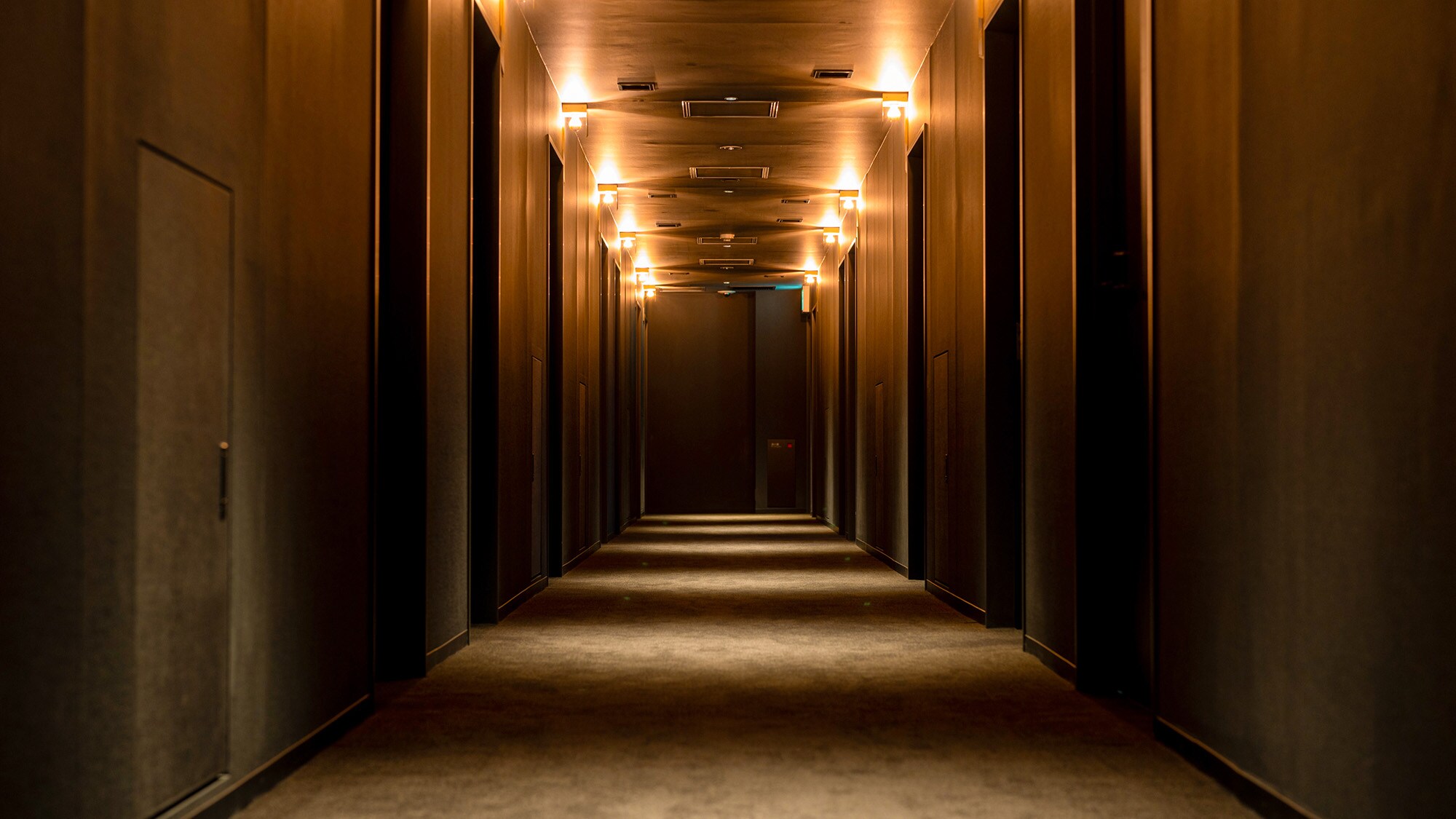 [Interior design (corridors)] The corridors are reminiscent of those in Kumamoto Castle. The lantern-style lighting adds to the atmosphere.