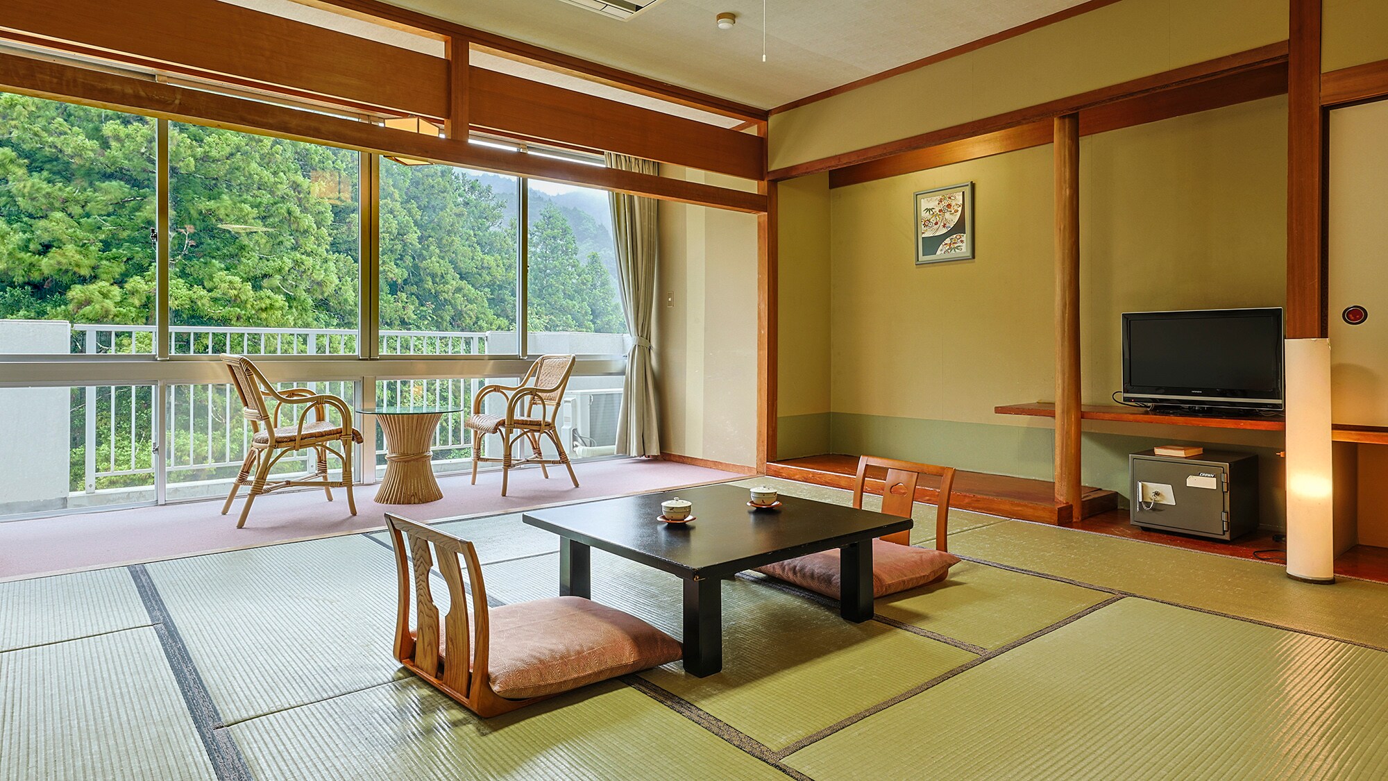 日式房間 12.5 榻榻米 | 寬敞的陽台,周圍綠意盎然,撫慰心靈