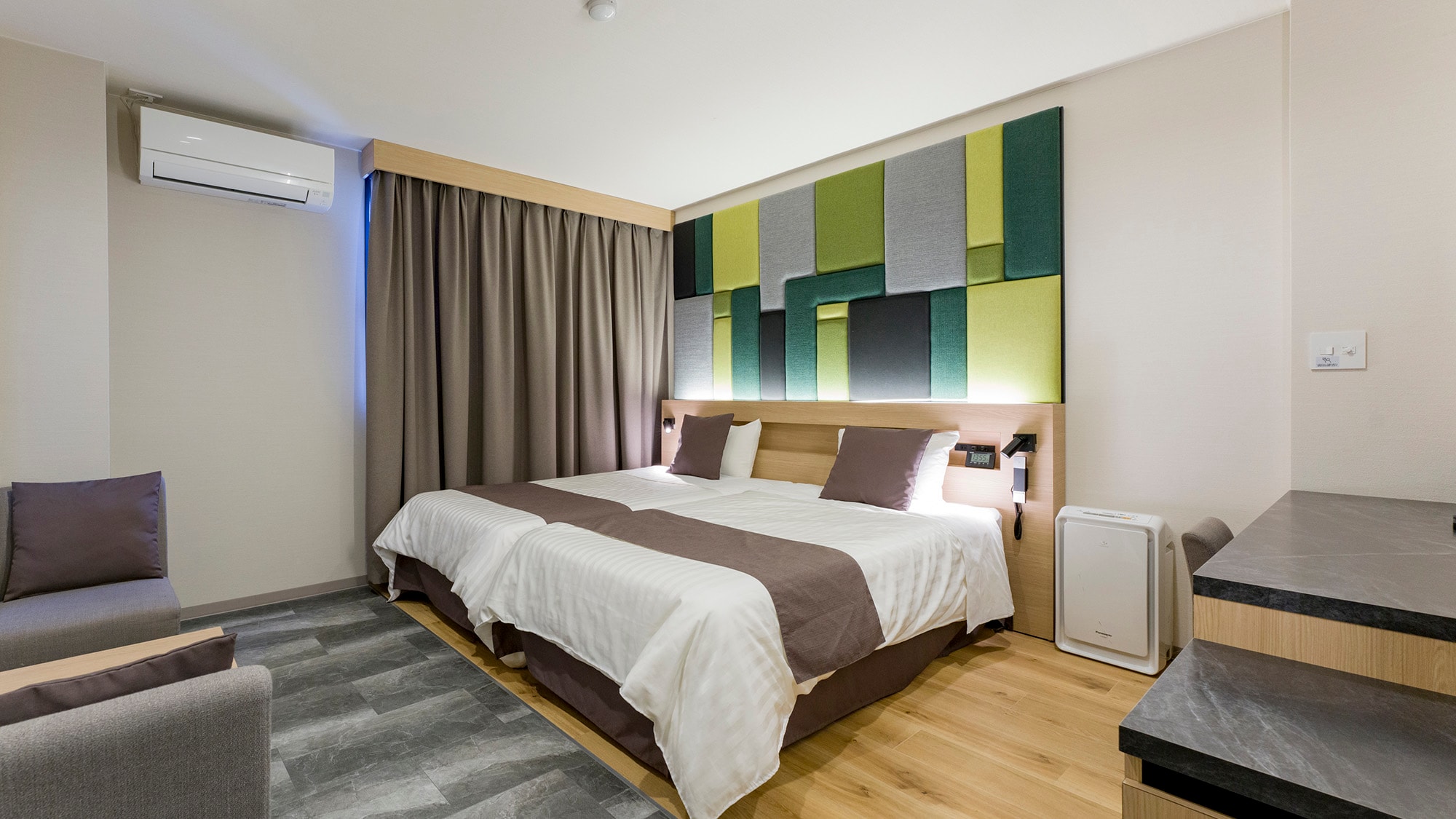 ・【好萊塢雙床房】配備兩張100cm寬床的房間。以筑波山為靈感的綠色系面板給人耳目一新的感覺。