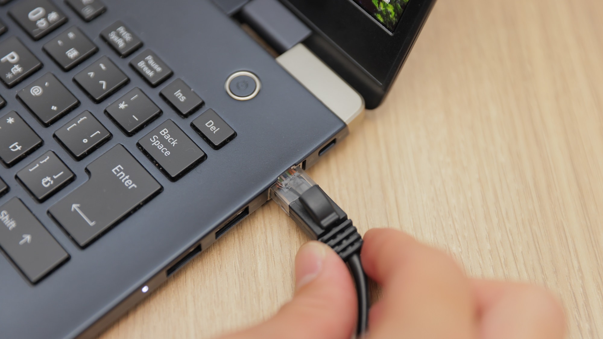 Có sẵn cả cáp Wifi và cáp LAN! !