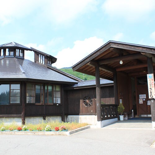 [Eksterior Hot House Kamuro] Fasilitas sumber air panas terpasang. Para tamu dapat menikmatinya secara gratis