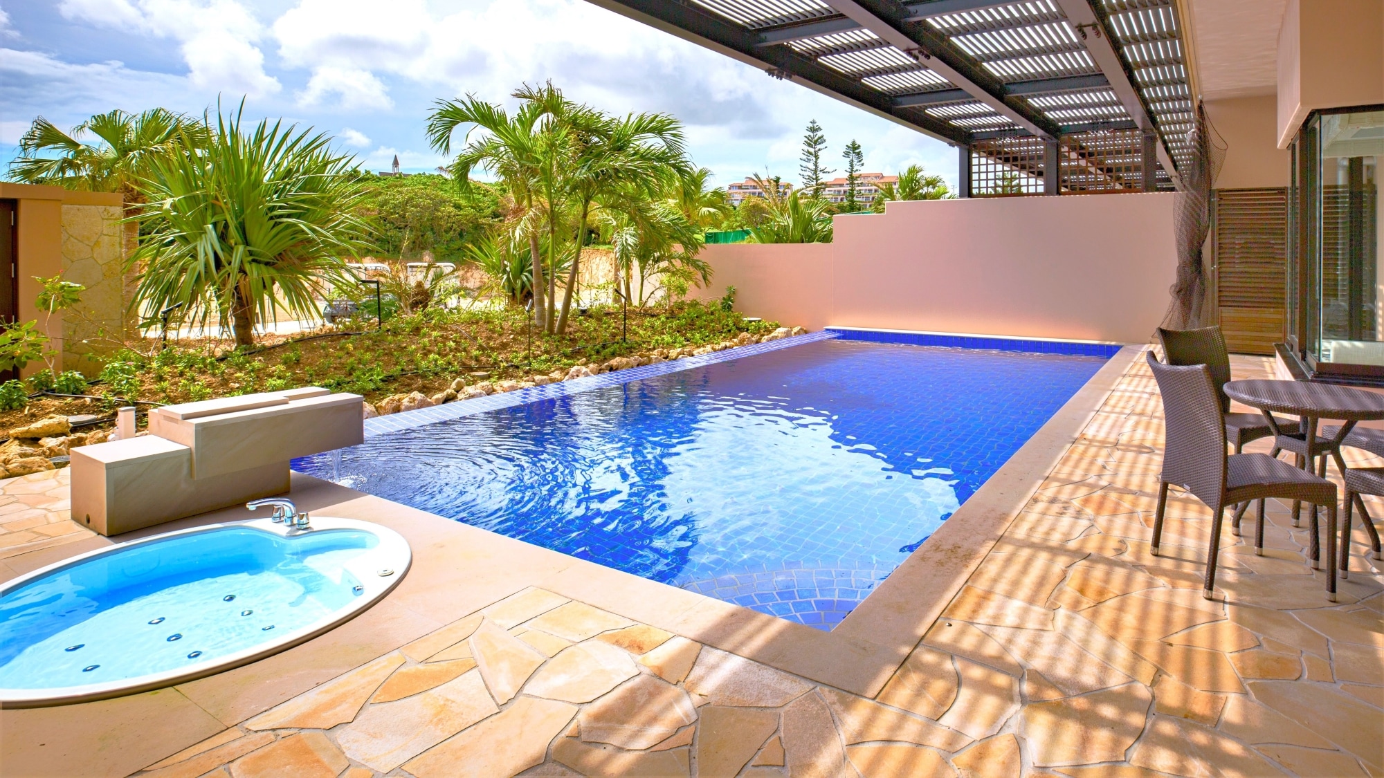 [Mirage Floor/Garden Pool Suite] Refresh yourself in the lush garden pool and terrace jacuzzi