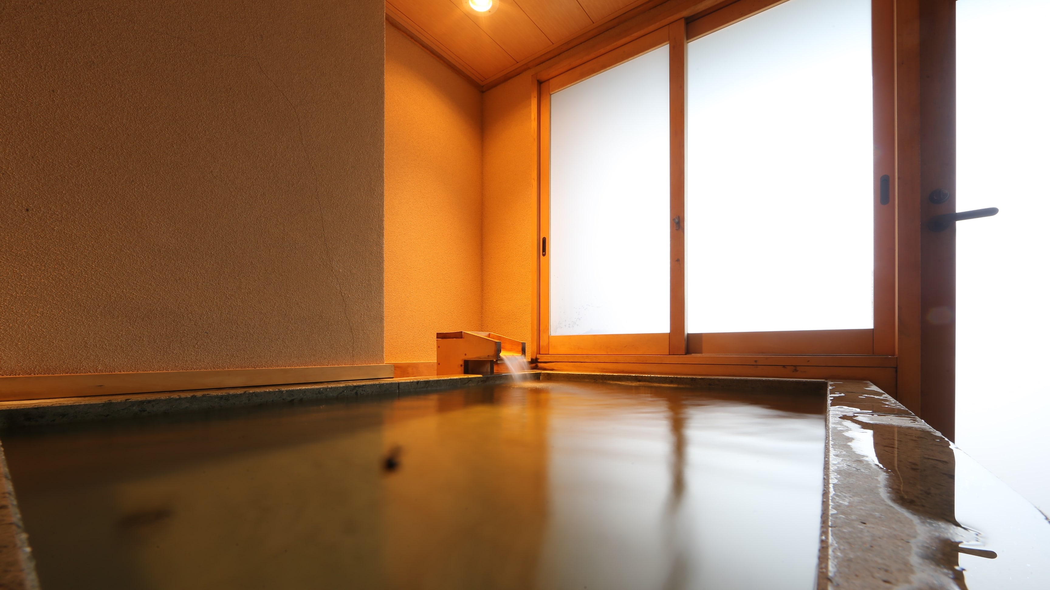 "Midori no Yu" is made of Towada stone for 2 to 3 people.