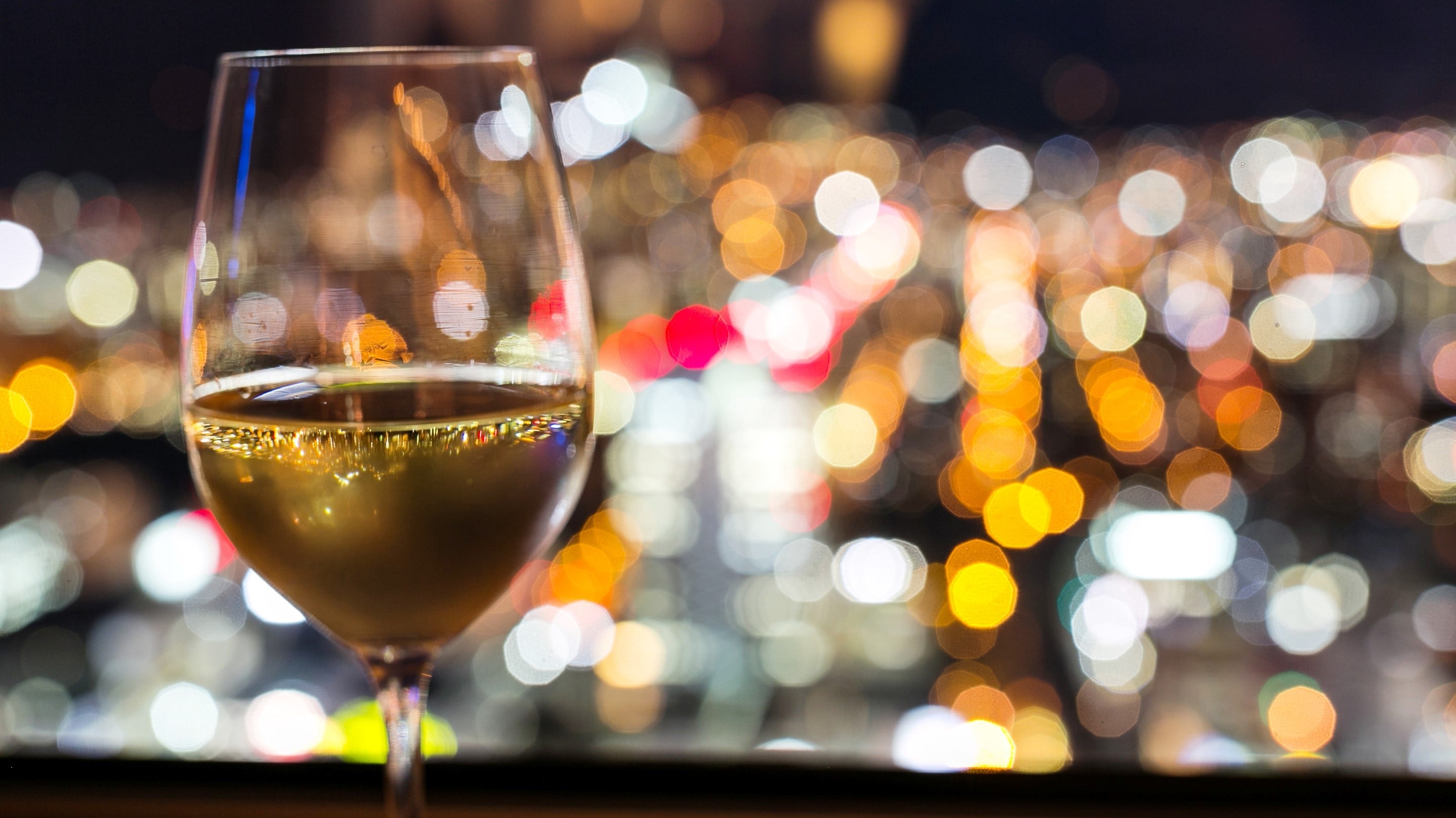 [Premier Lounge] 一边欣赏那霸夜景，一边享受鸡尾酒时光。