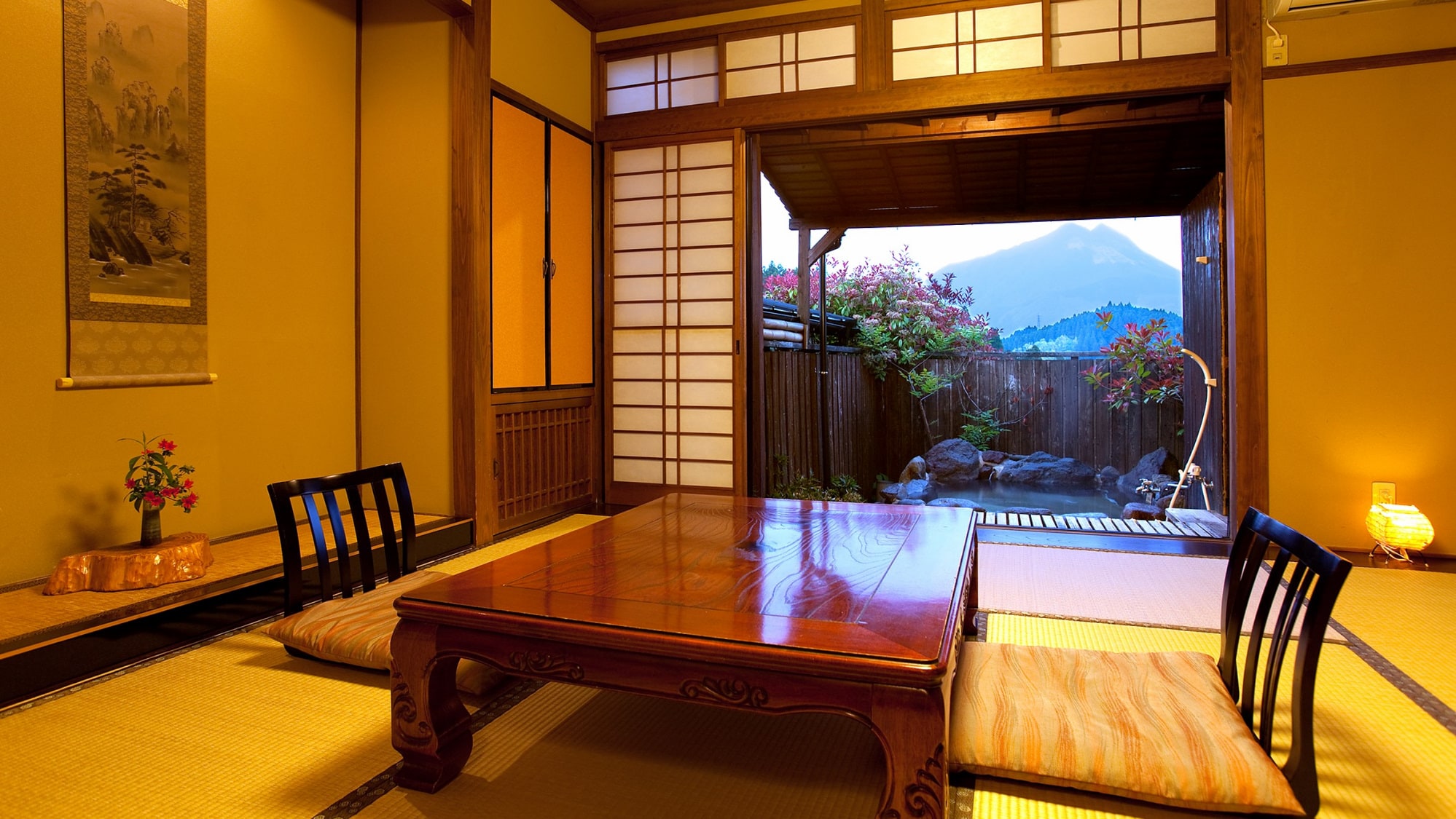 [Japanese-style room with open-air rock bath] An open-air bath that is right next to the guest room 24 hours a day ...