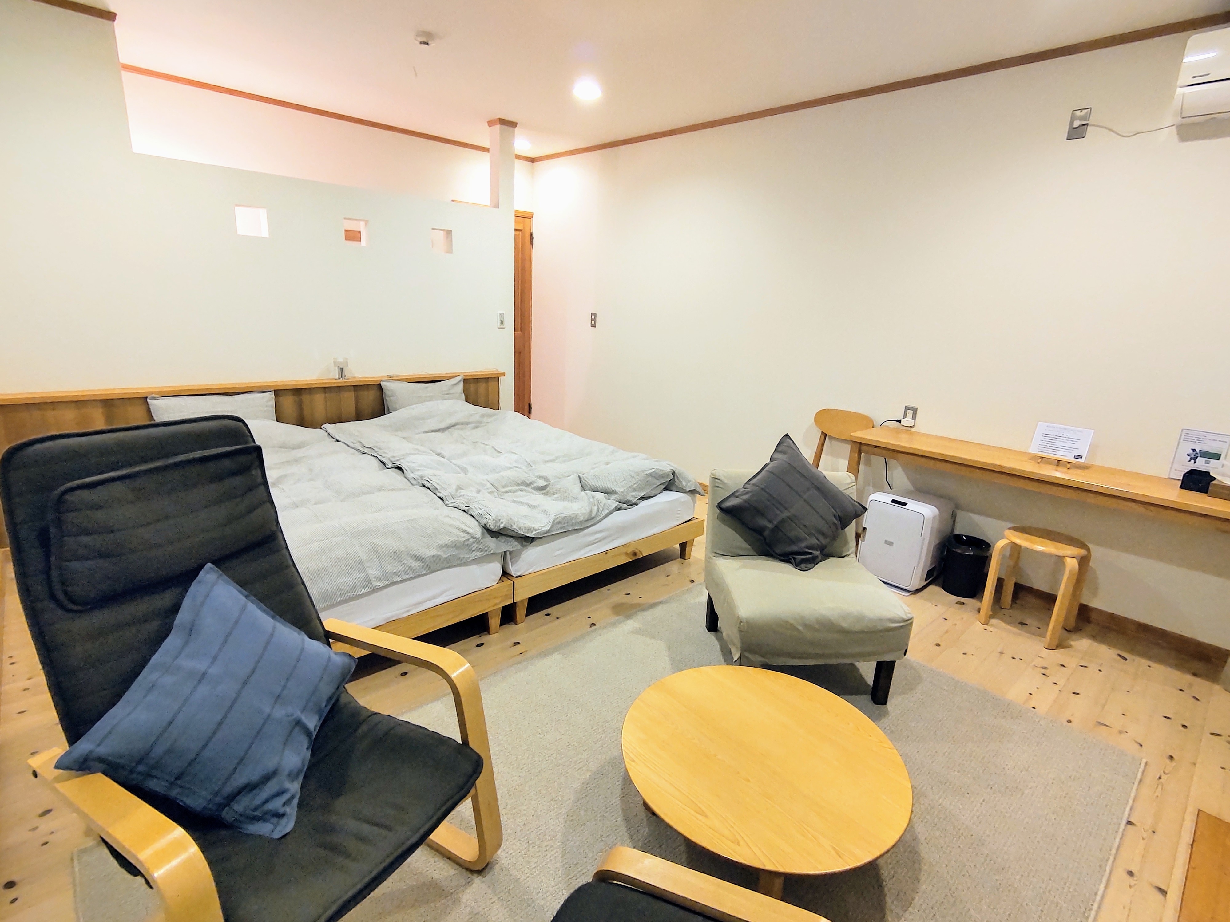 Large twin rooms. All rooms are on the first floor. A vast garden in front of you. A starry sky.