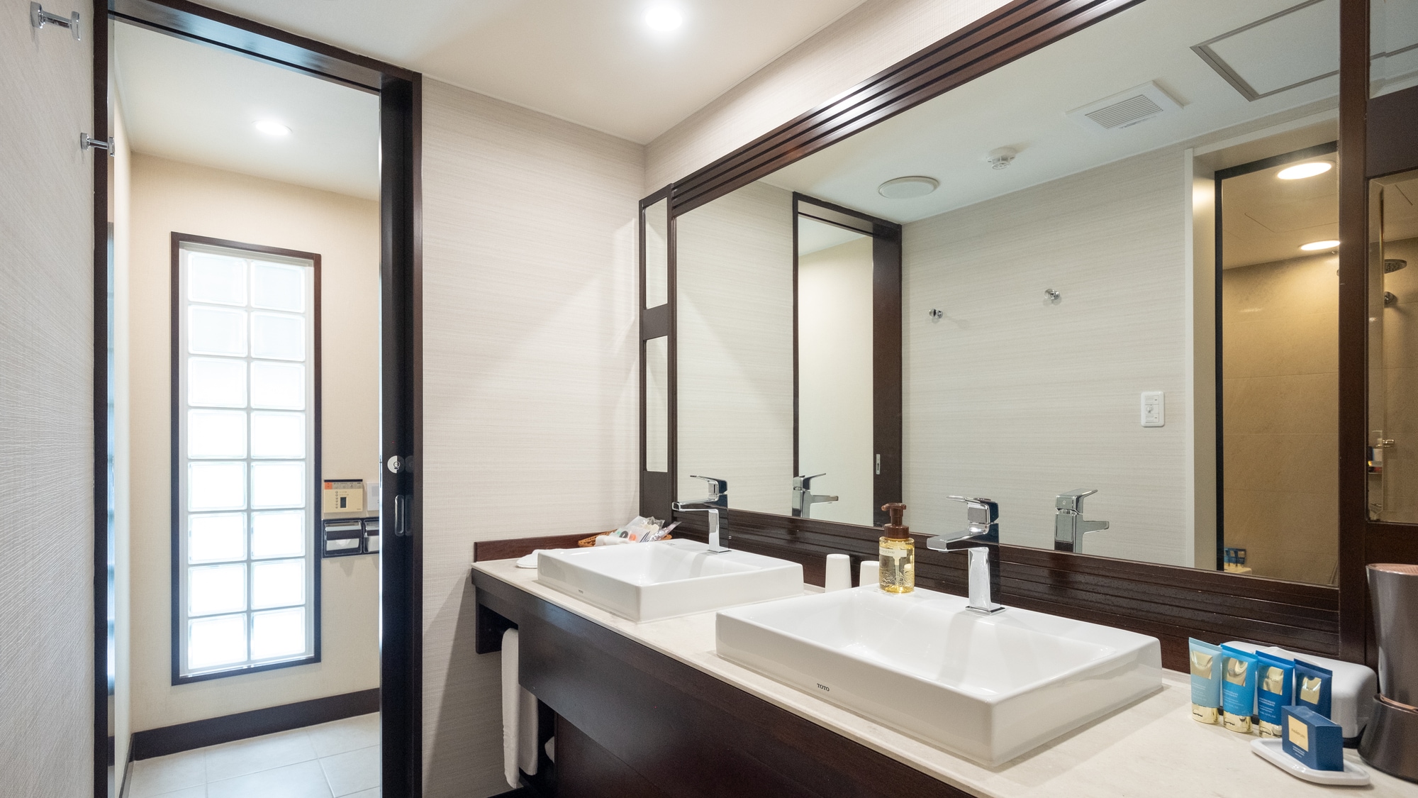 Grand cottage (48 sqm) Double sink powder room for comfortable preparation