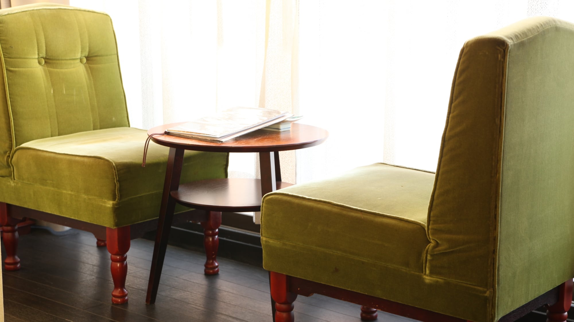 Wide-rimmed furniture also has a retro image