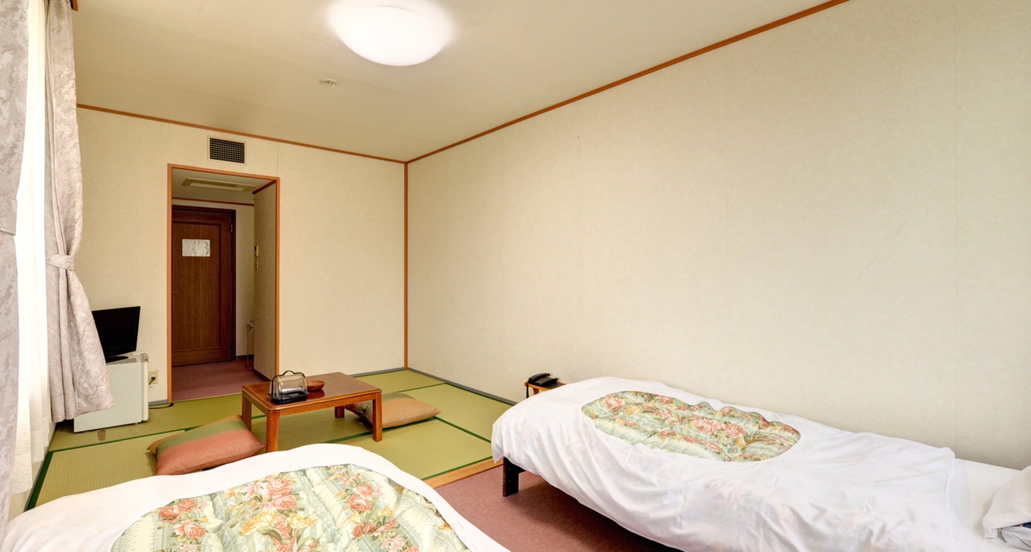 *Japanese-Western room (example of guest room)/A room where you can enjoy the best of both Japanese and Western styles. Enjoy a relaxing time in a tatami room.