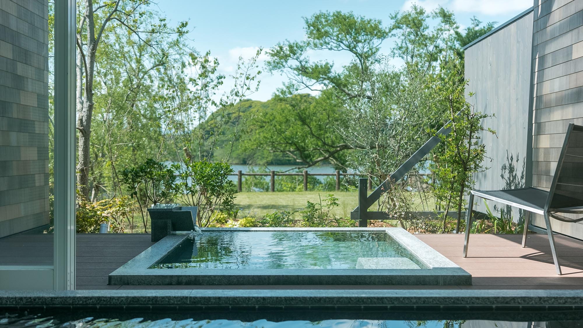 [Hot Spring Building] A new garden and an open outdoor bath surrounded by nature.