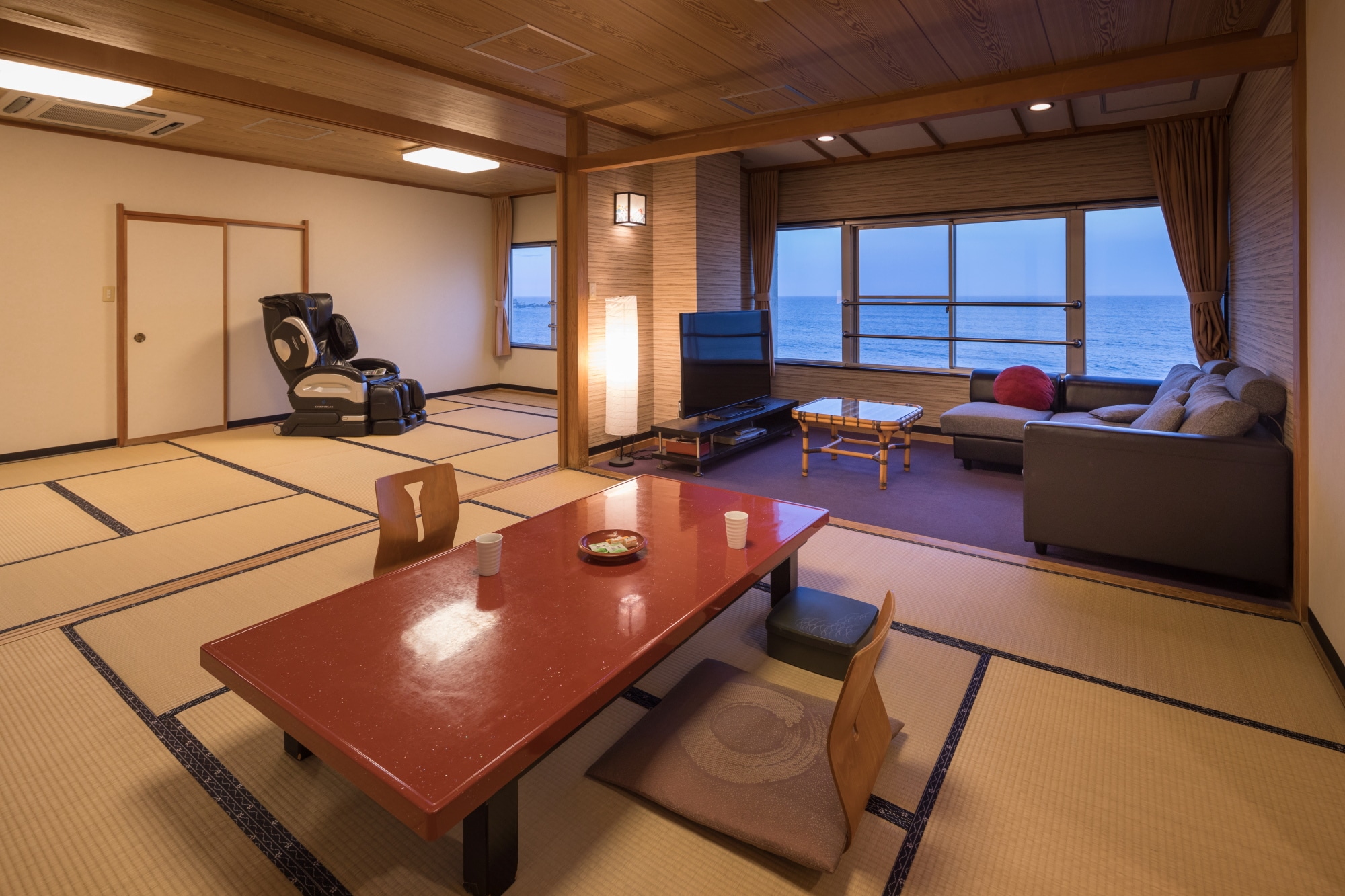 Contoh kamar tamu: Kamar besar bergaya Jepang yang menghadap ke Samudra Pasifik