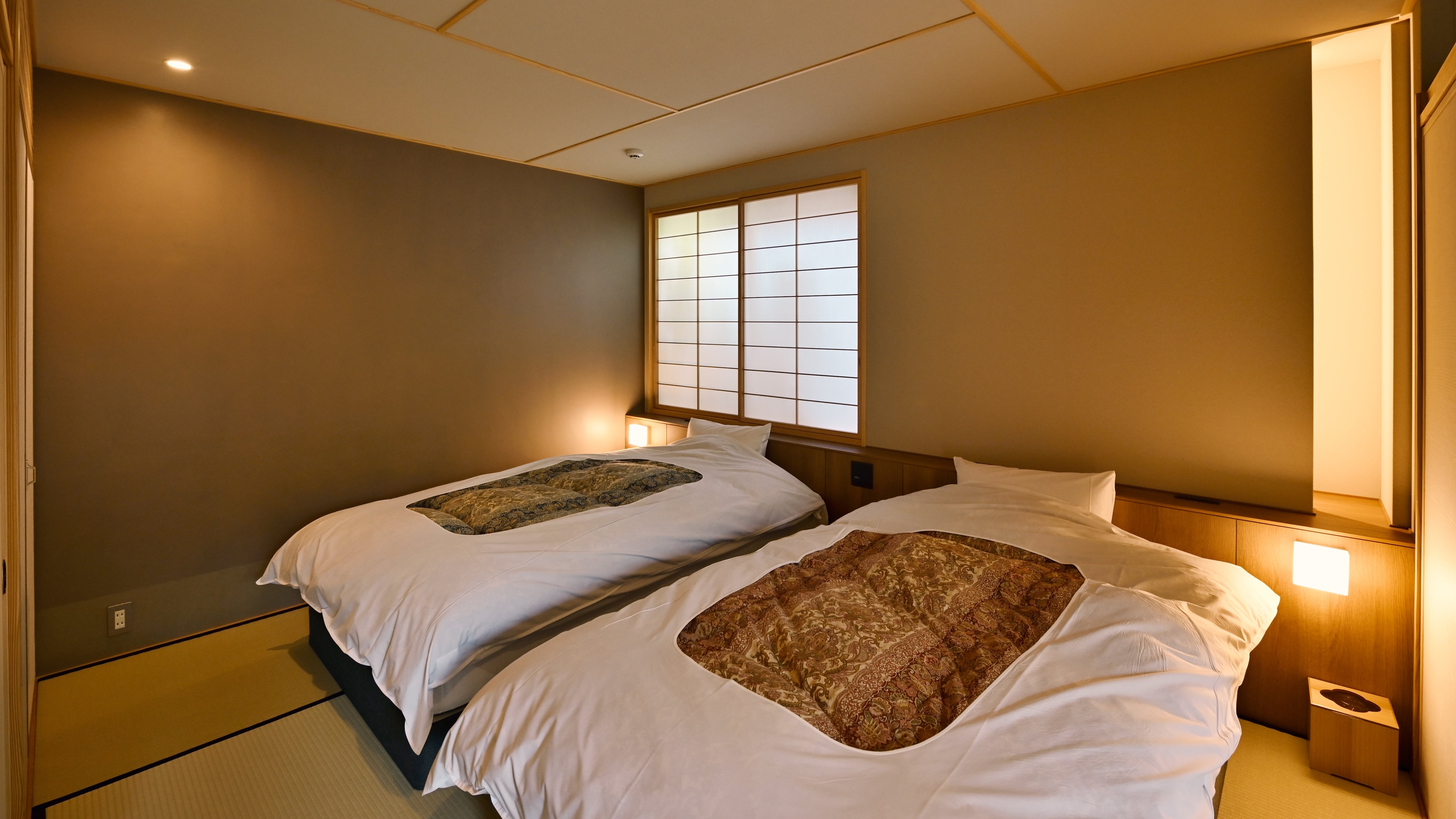 [Guest room with next room (bed)] Main room 8 tatami mats + 6 tatami mats with half open-air bath from hot spring source