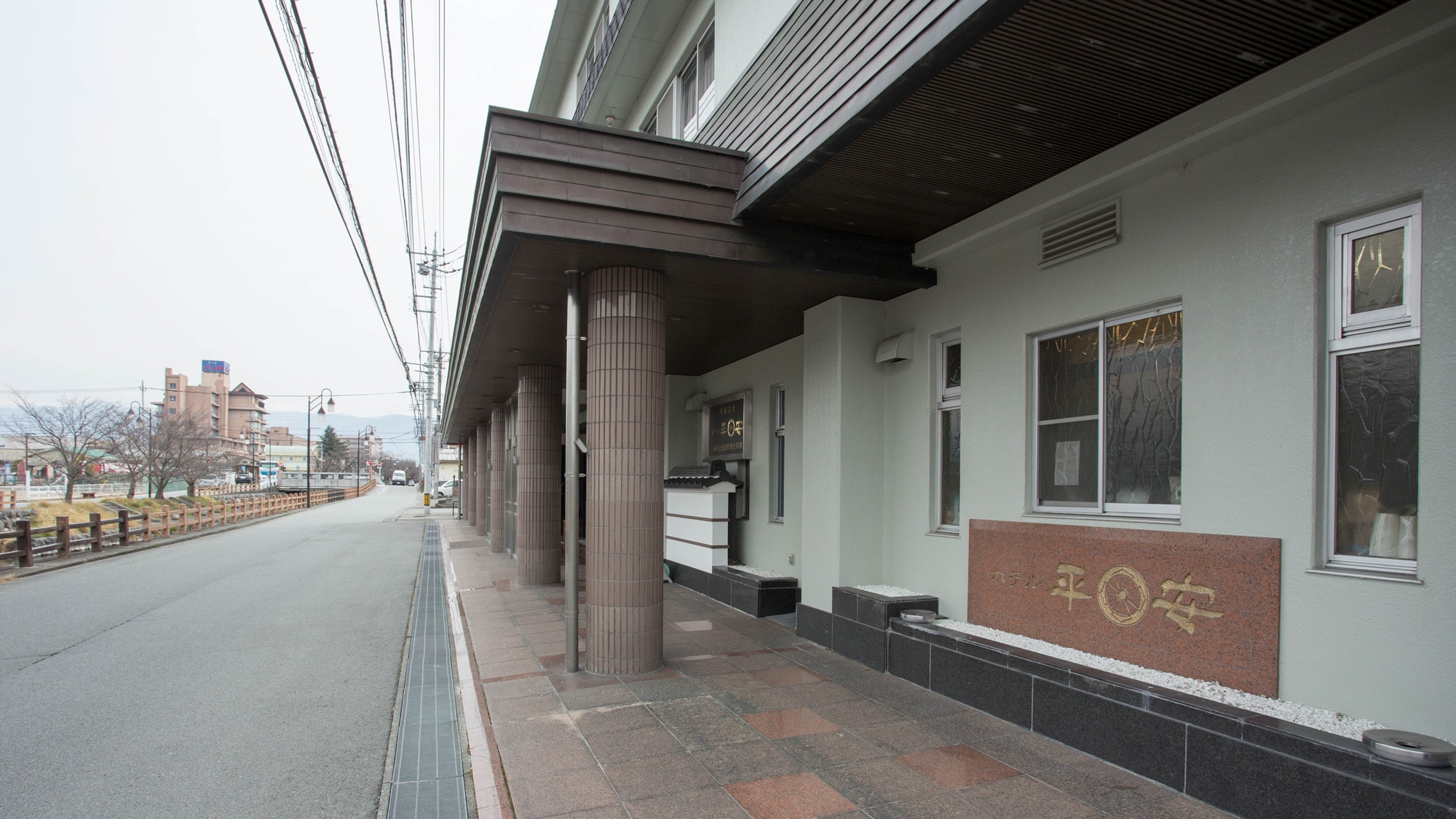 *[Exterior] The Fuefuki River flows right in front of the hotel. Baths are available 24 hours a day. Please take your time and relax.
