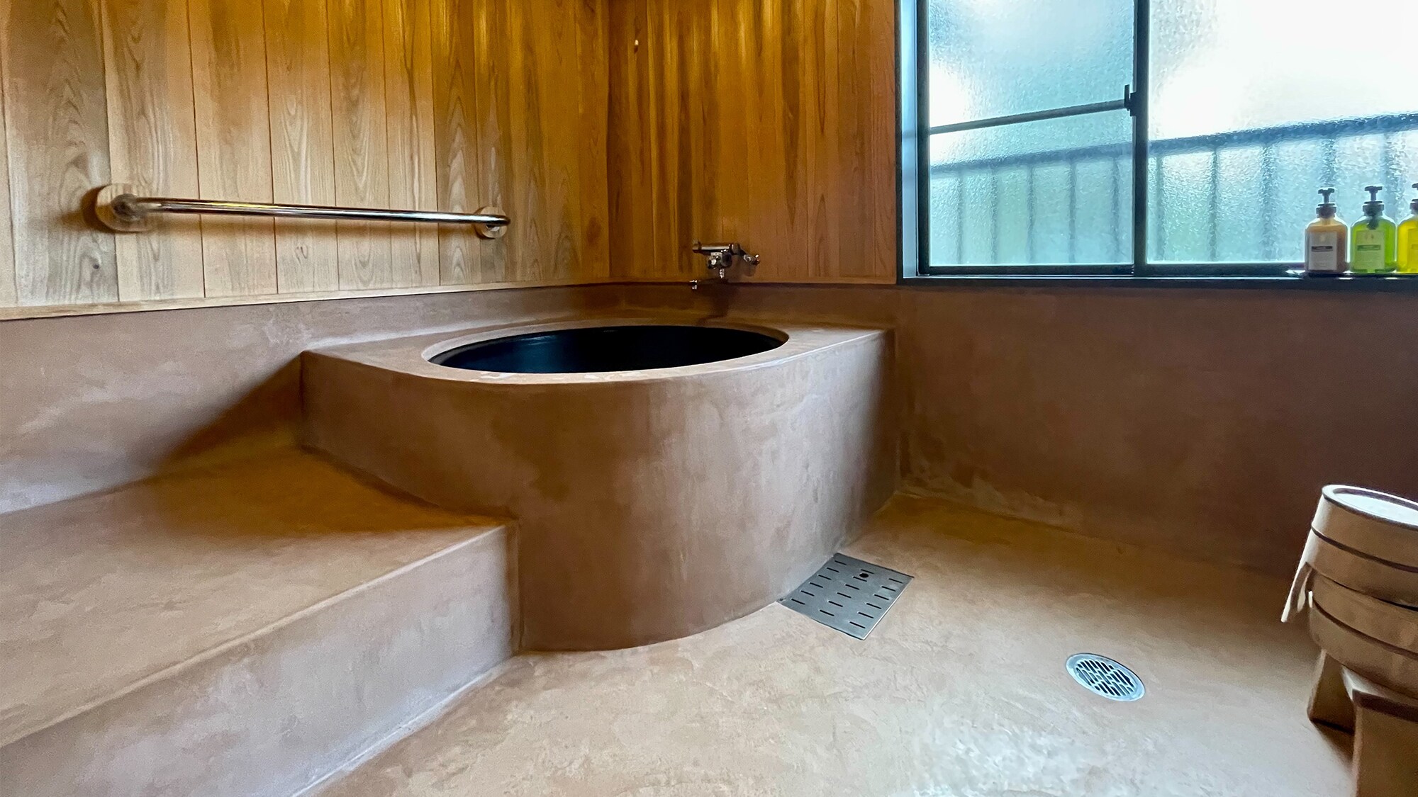 [Sakura-] We have prepared a Goemon bath type bathtub for the indoor bath.