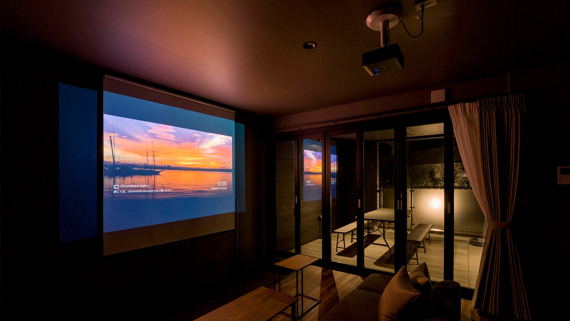 [Example of guest room with a capacity of 4 people] EPSON Home Projector