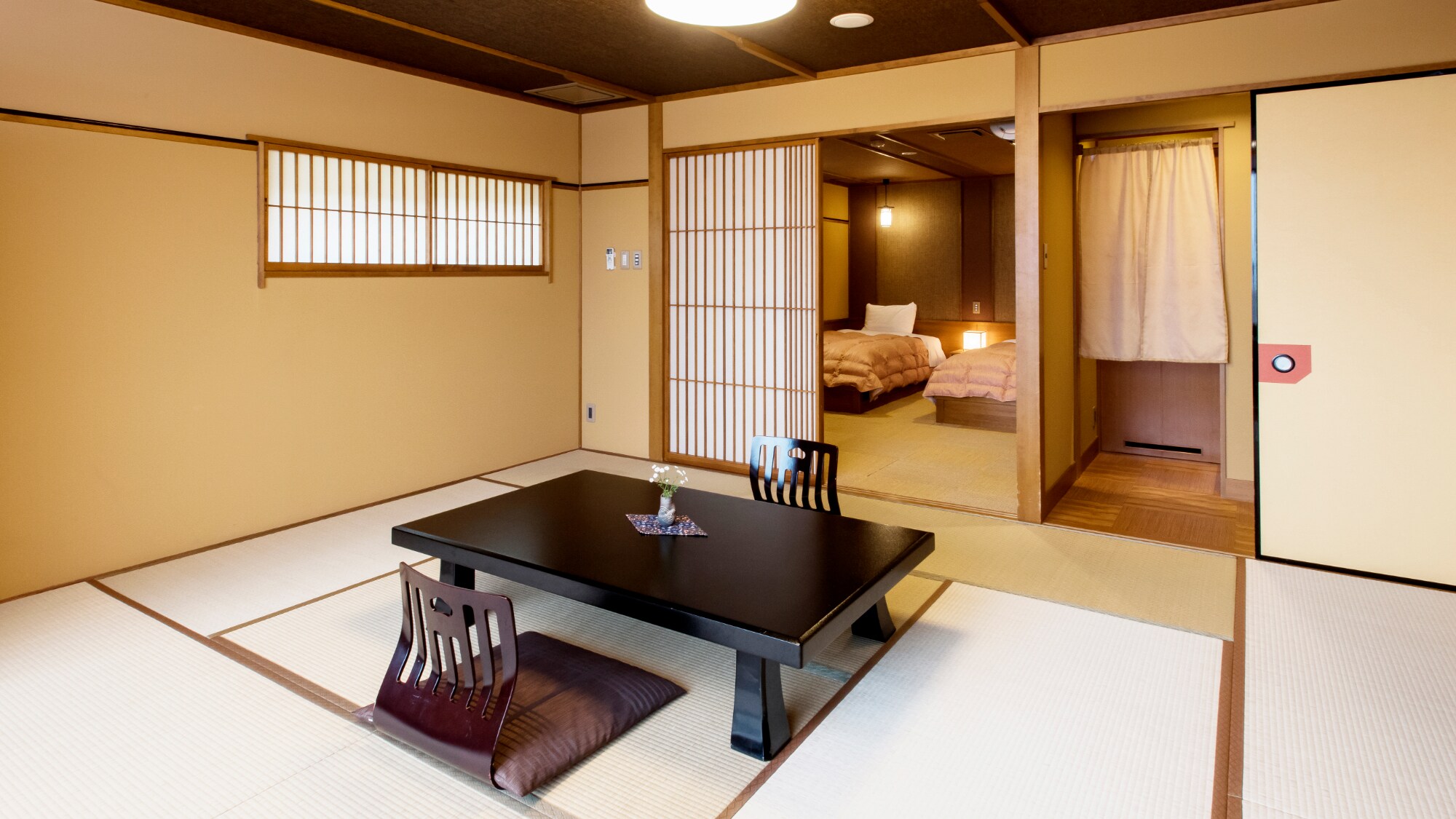 A 16-tatami Japanese-Western room. With a 10-tatami Japanese-style living room and a 6-tatami Western-style bedroom, it is spacious enough. You can relax in the bed.